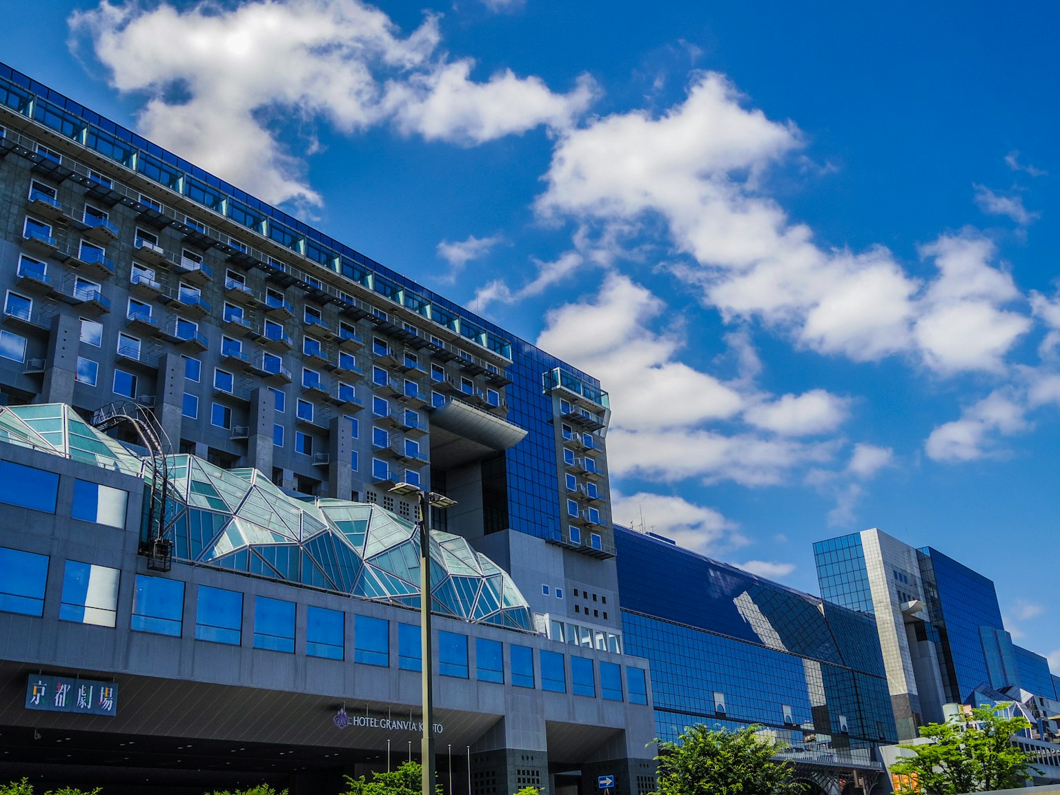 Modernes Gebäude mit blauem Himmel