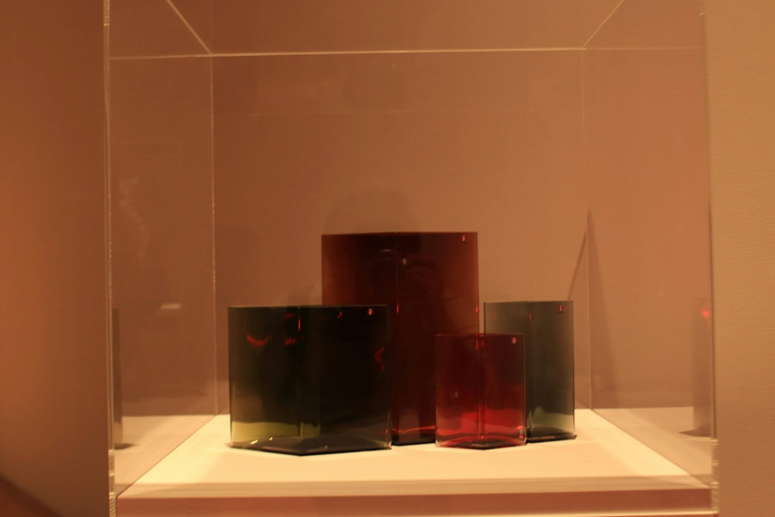 Contenants en verre colorés exposés comme une œuvre d'art
