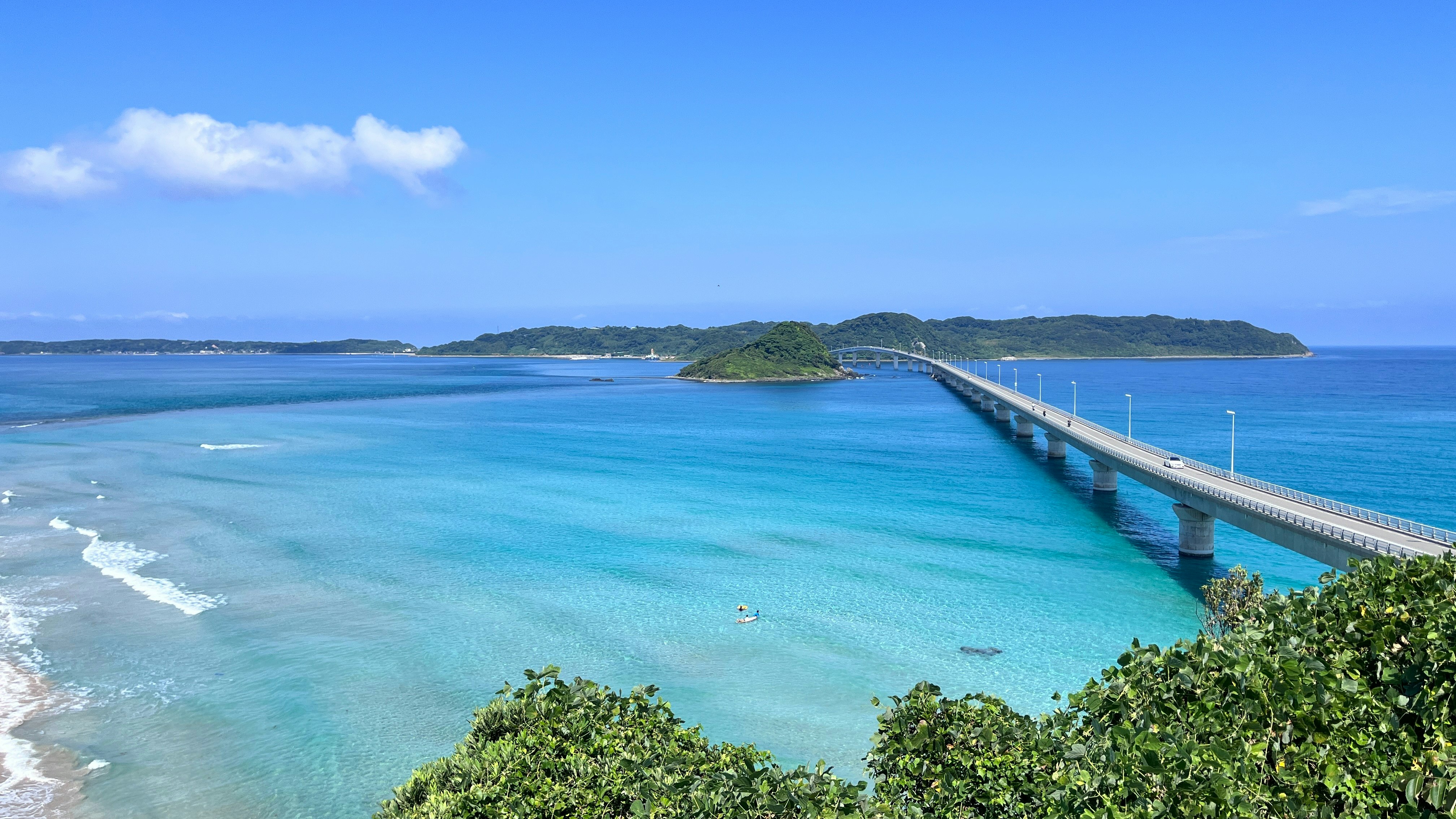 角島大橋と青い海を見下ろす景色