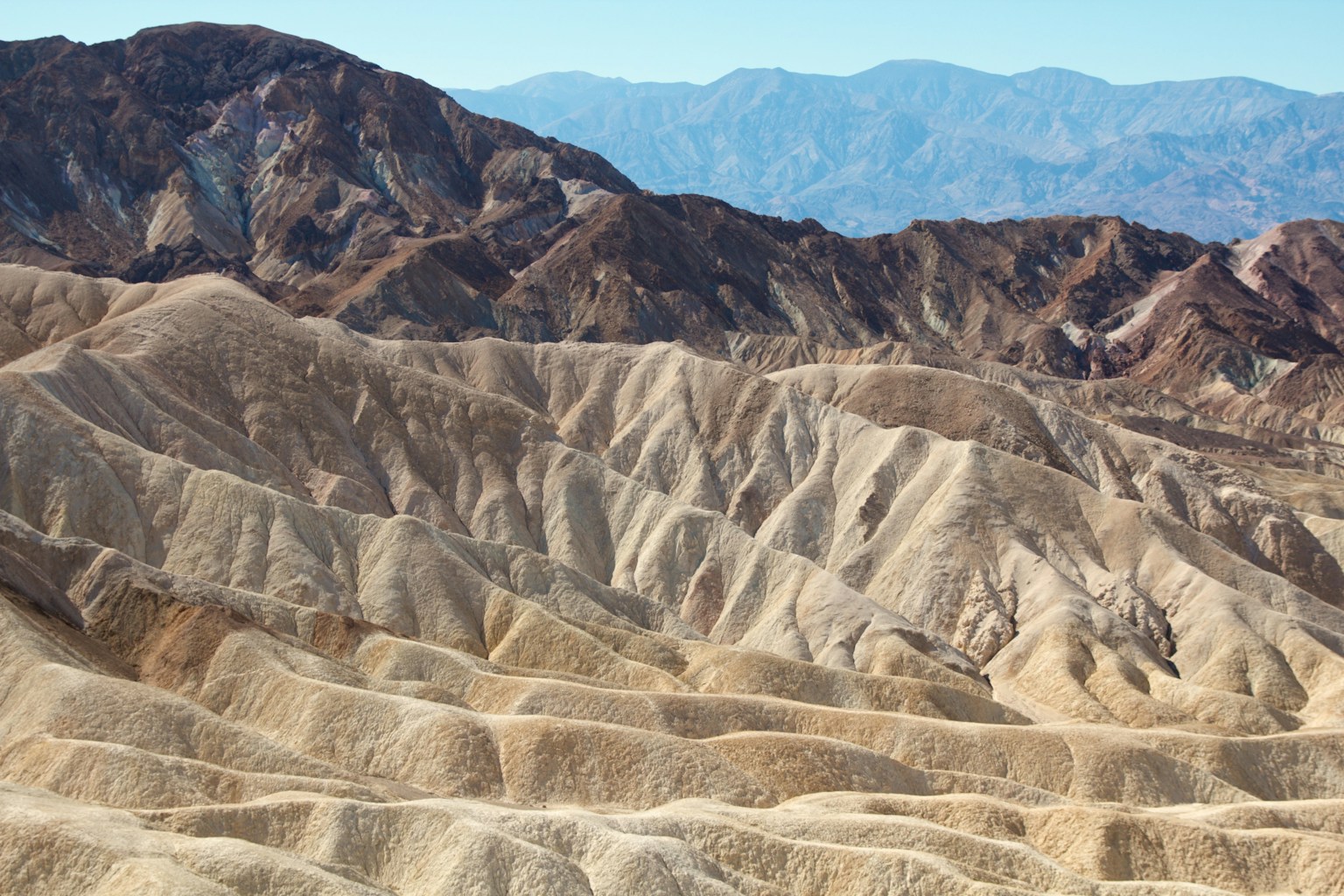 Wüstenlandschaft des Death Valley mit geschichteten Hügeln