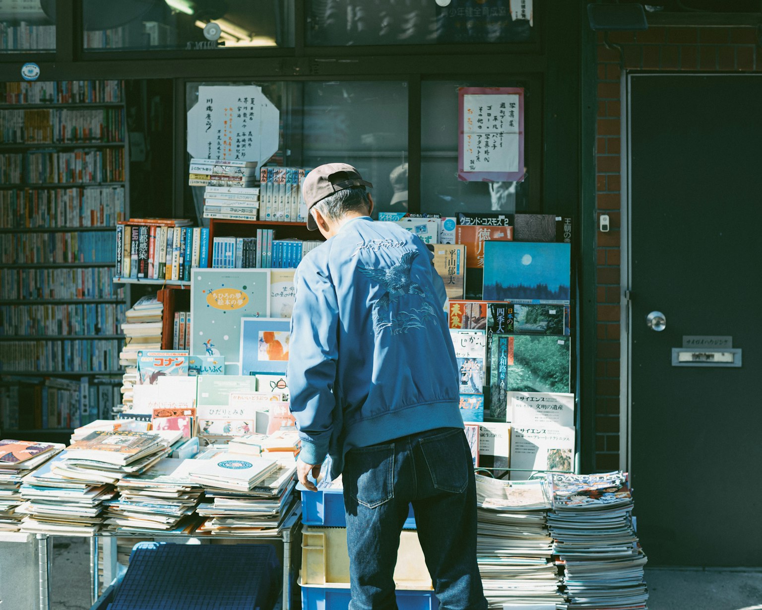 Un uomo che sfoglia libri davanti a una libreria
