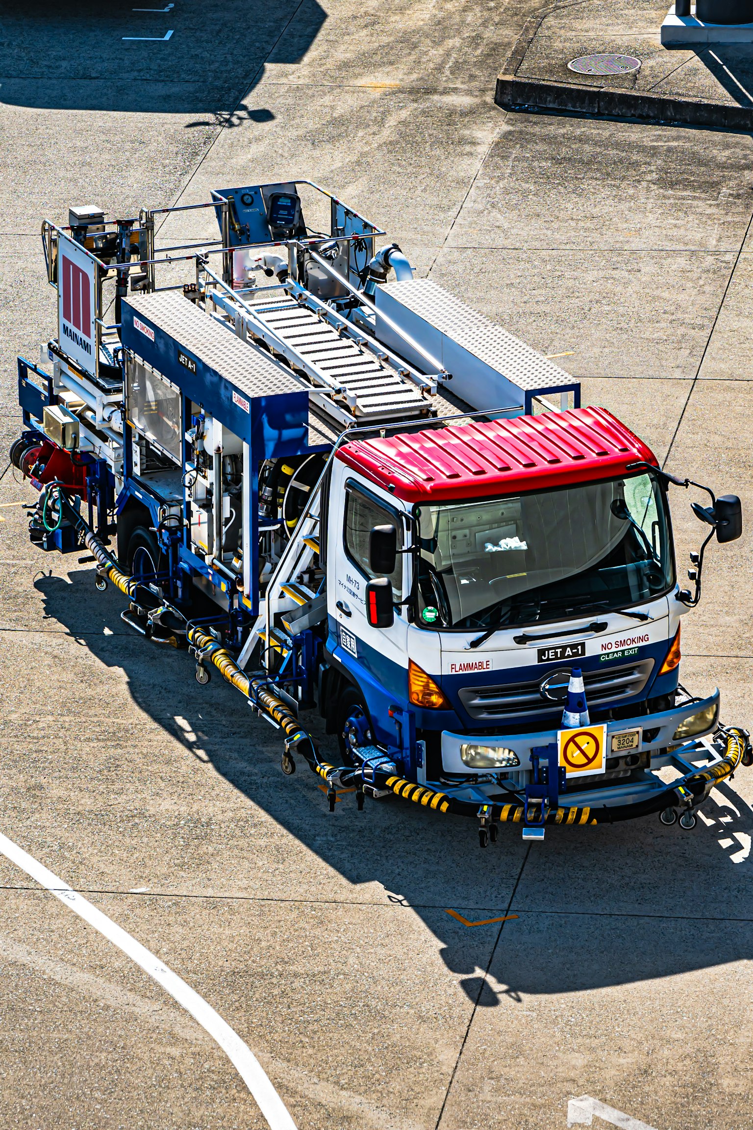 紅色屋頂的飛機服務車停在跑道上