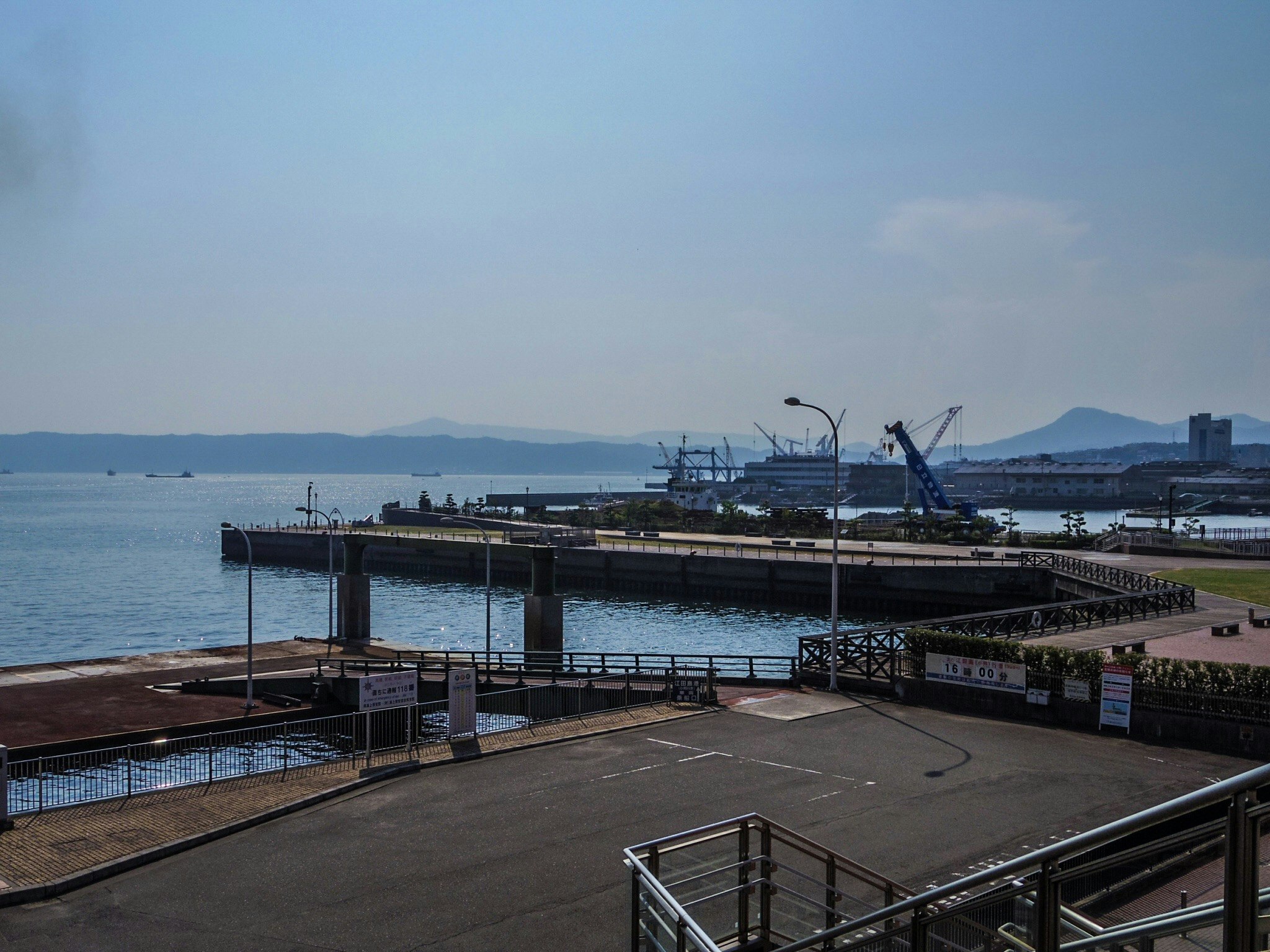 海沿いの港湾施設と桟橋のある岸壁