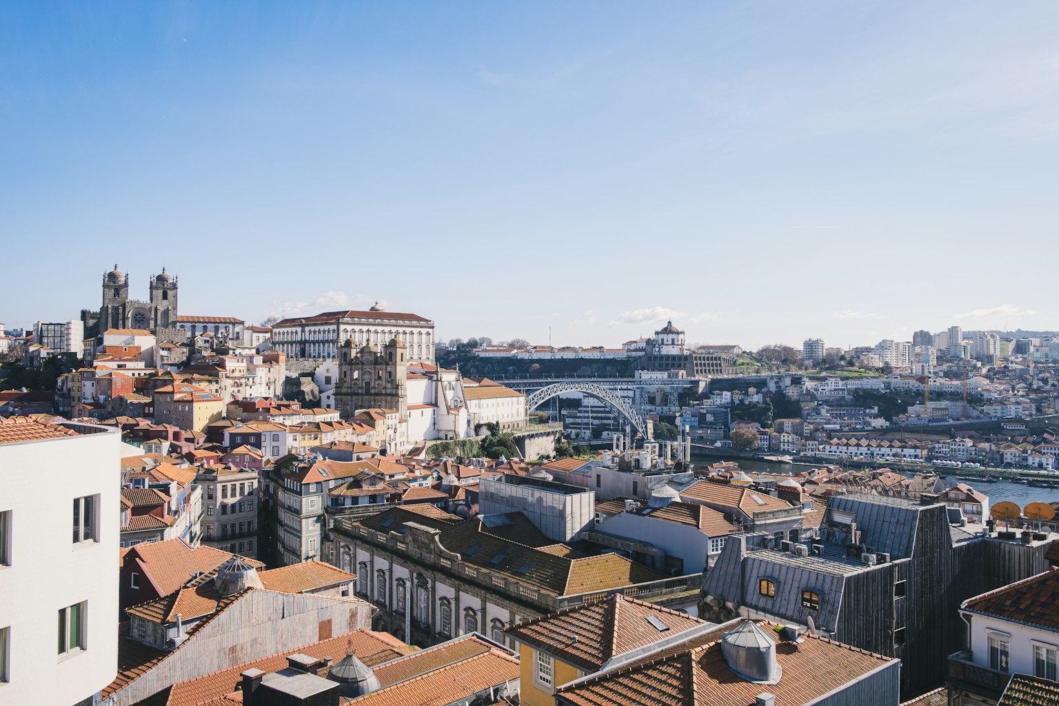 Una vista panorámica del horizonte histórico de Oporto con techos de terracota