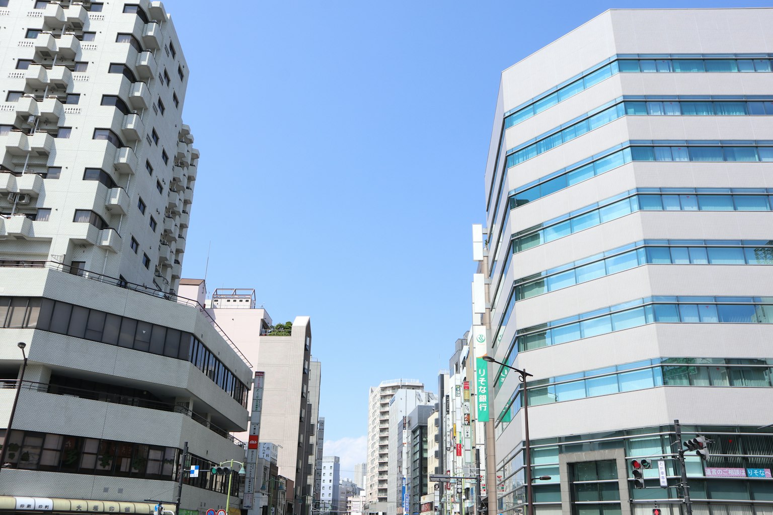 清澈蓝天下街道两旁的现代建筑