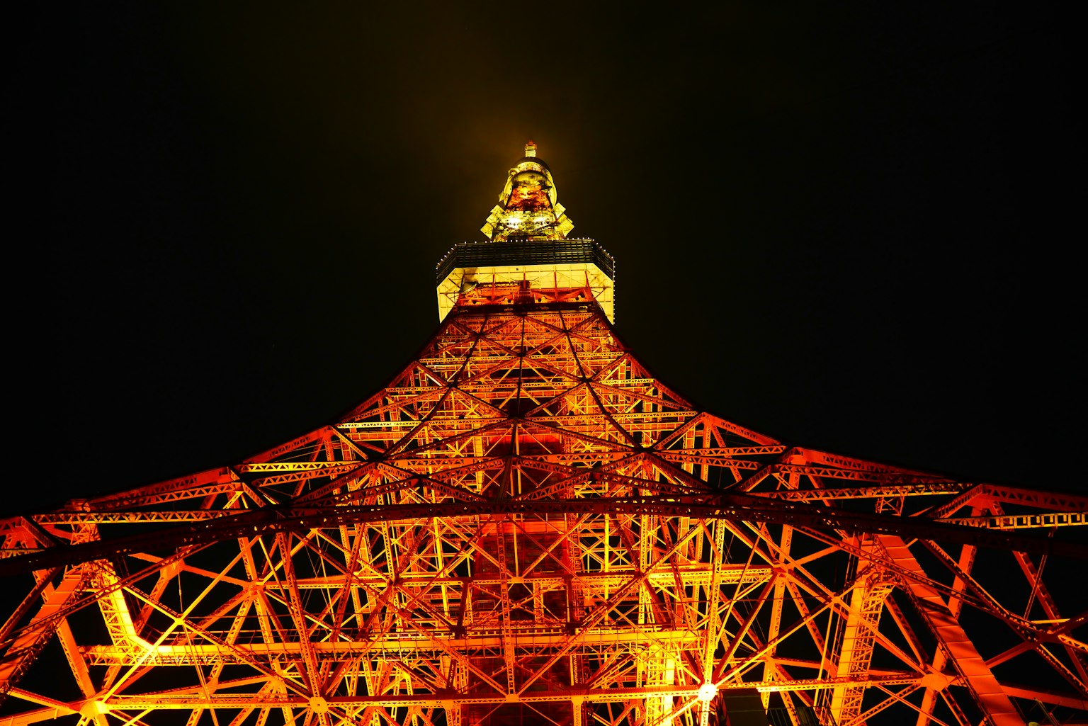 夜間東京塔頂部的詳細視圖