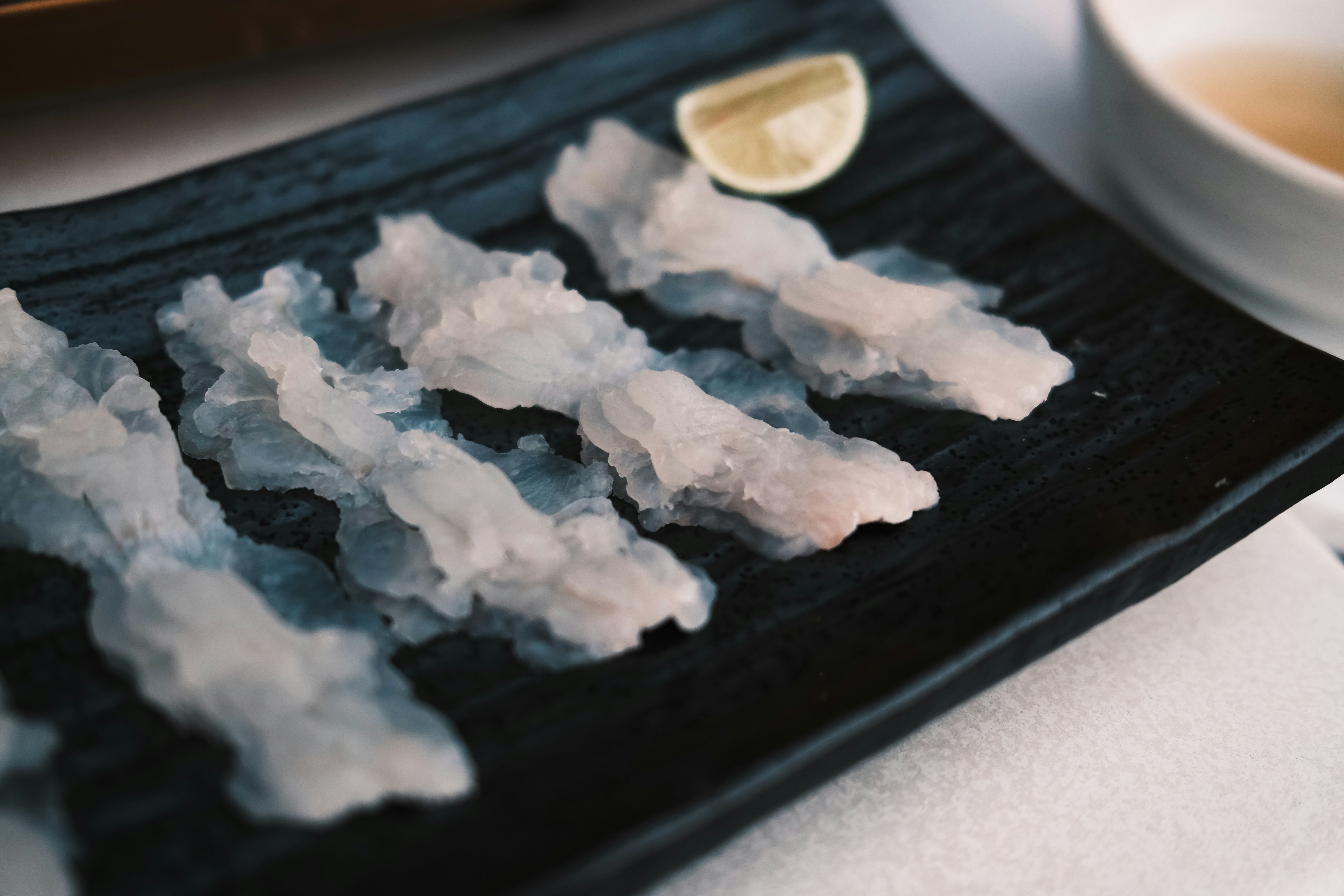 黒いトレーに並ぶ氷のような結晶