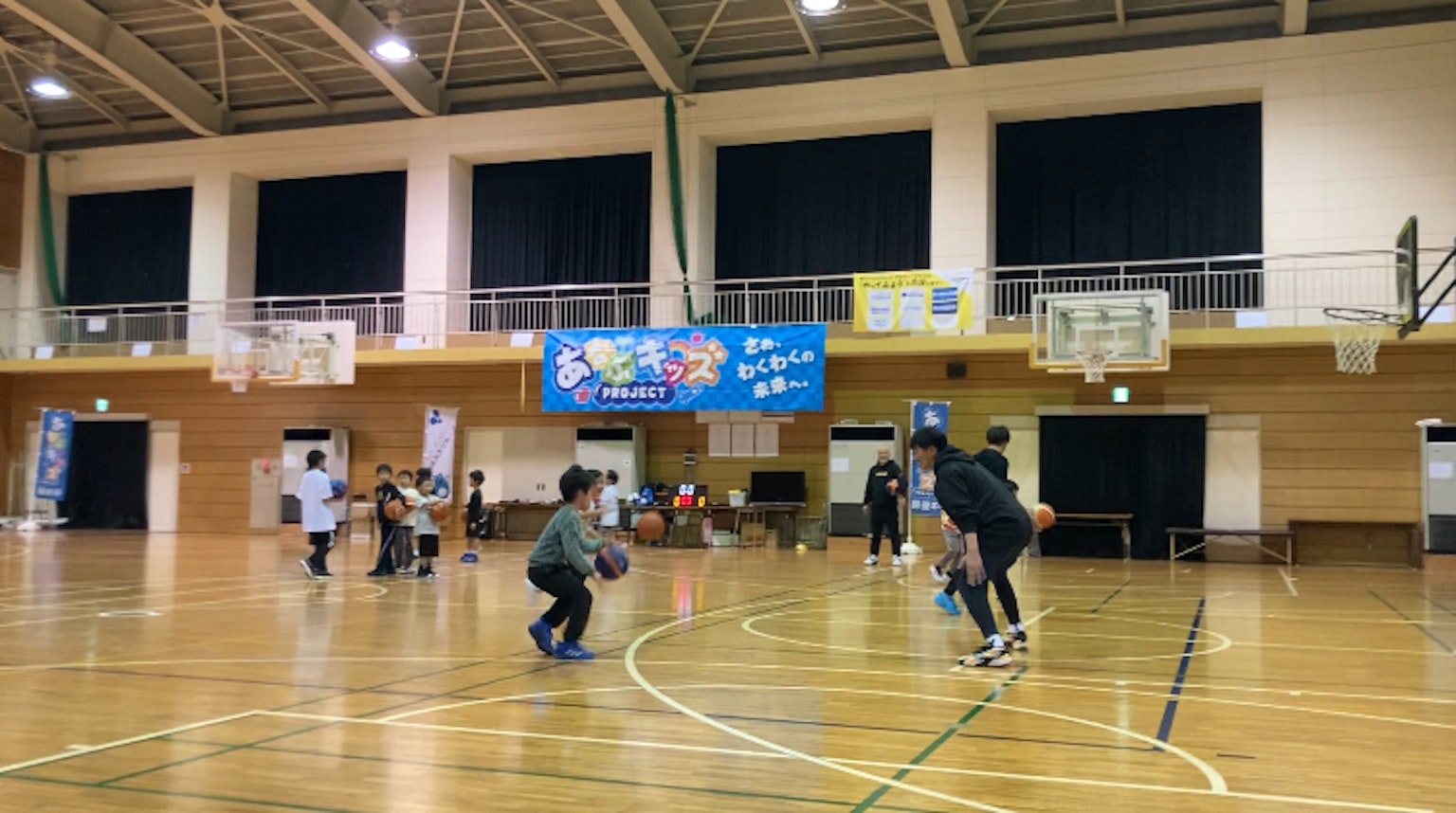 어린이들이 체육관에서 농구를 하고 있는 모습