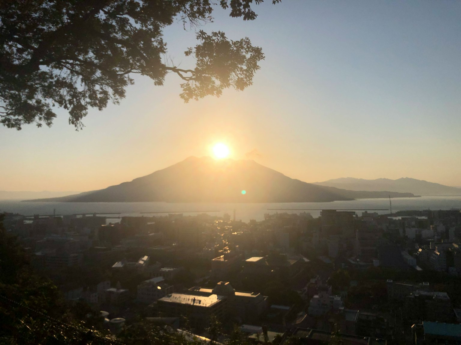 Bellissimo tramonto con il sole che tramonta dietro una montagna