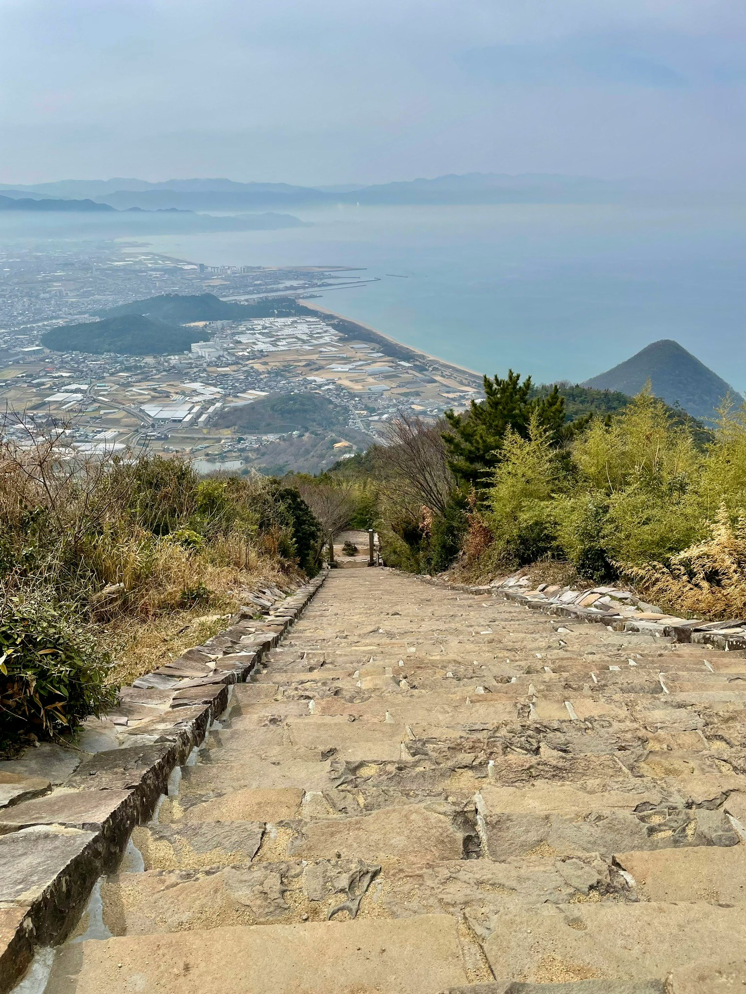 海を望む山道の石畳と展望