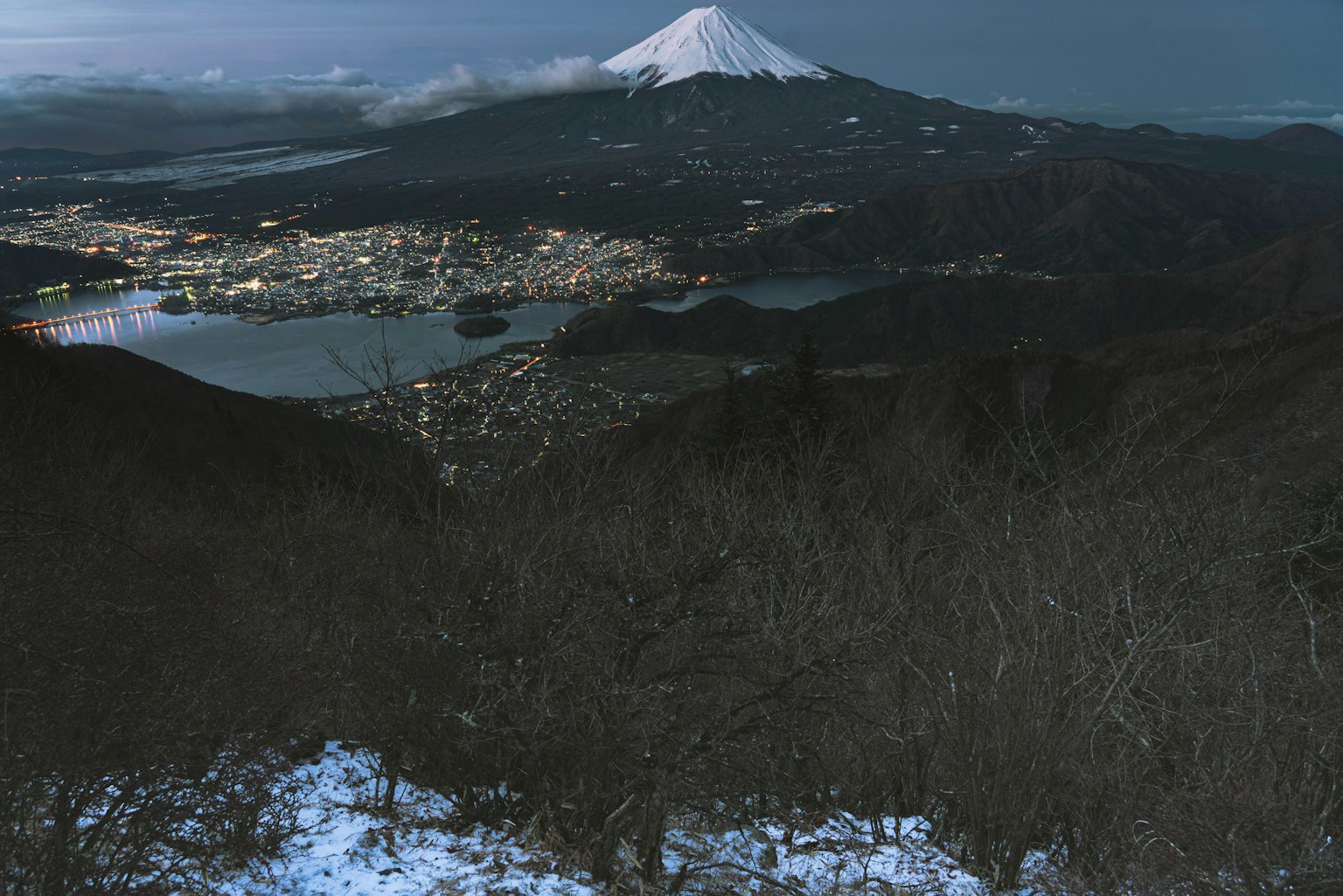 Night view of Mount Fuji and lakes in winter
