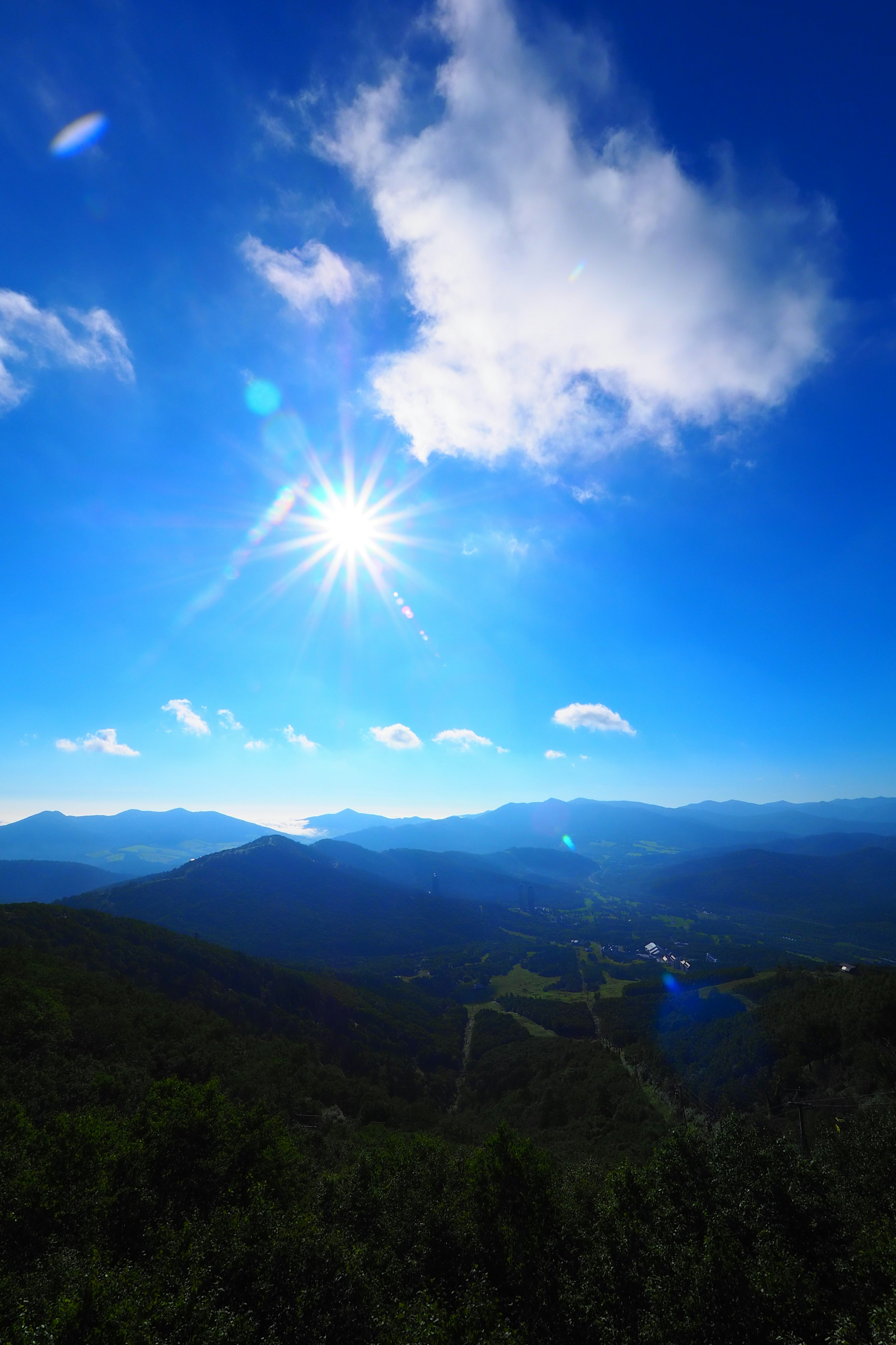 蓝天映照下的山脊风景