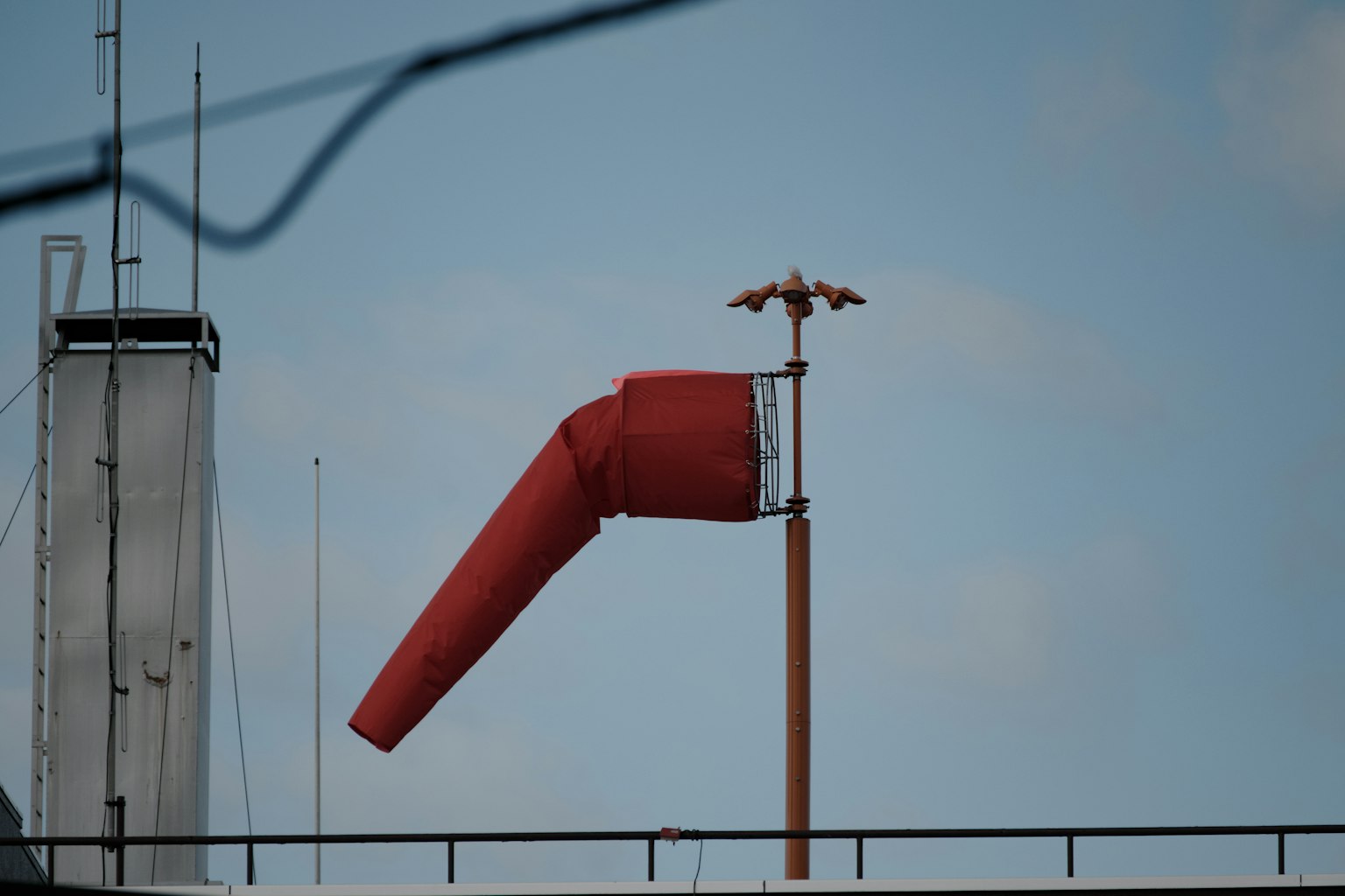Sonde à vent rouge se tenant contre un ciel bleu