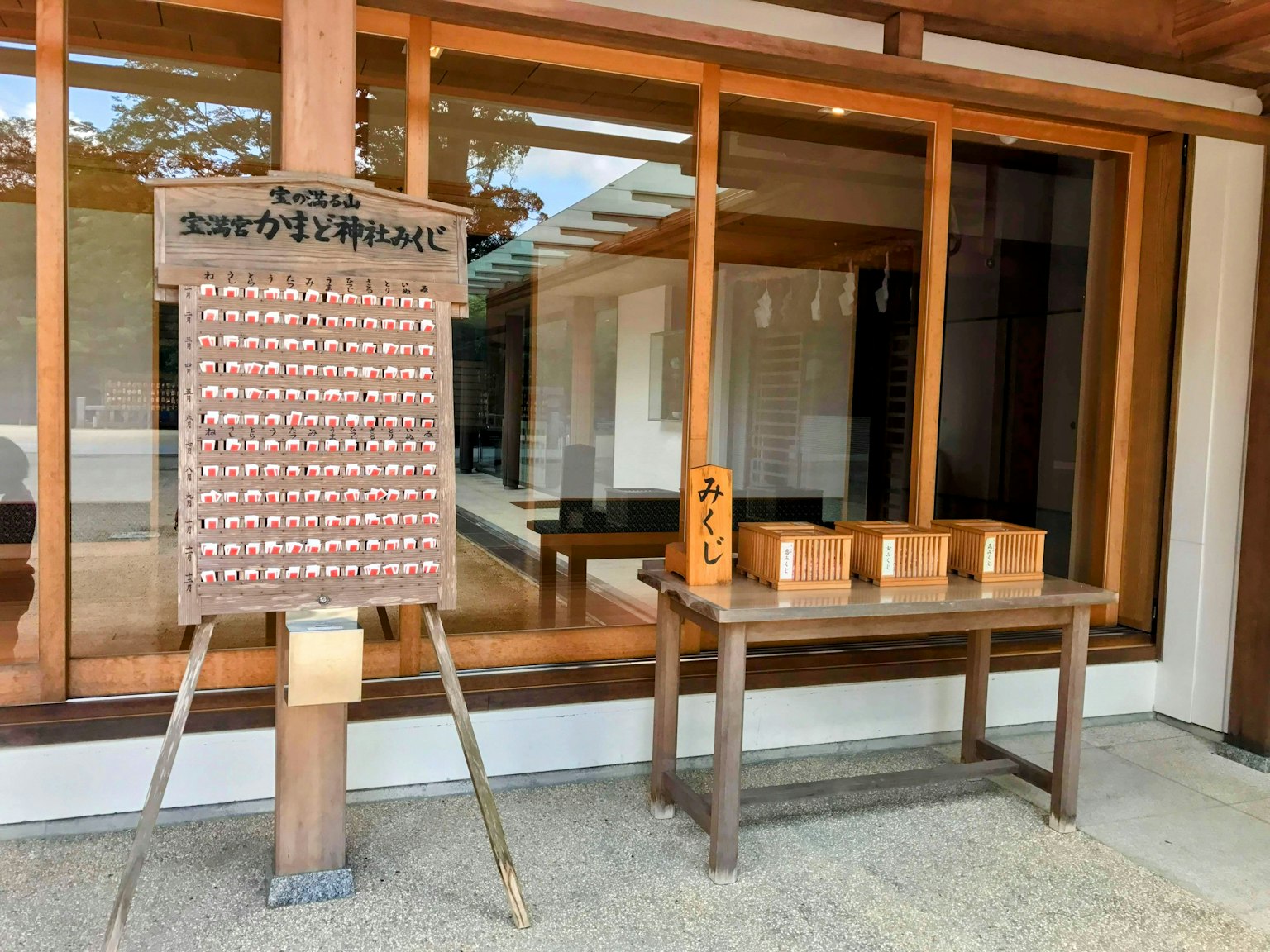 Traditionelles Schrein-Außendesign mit Holztisch und Amulettboxen
