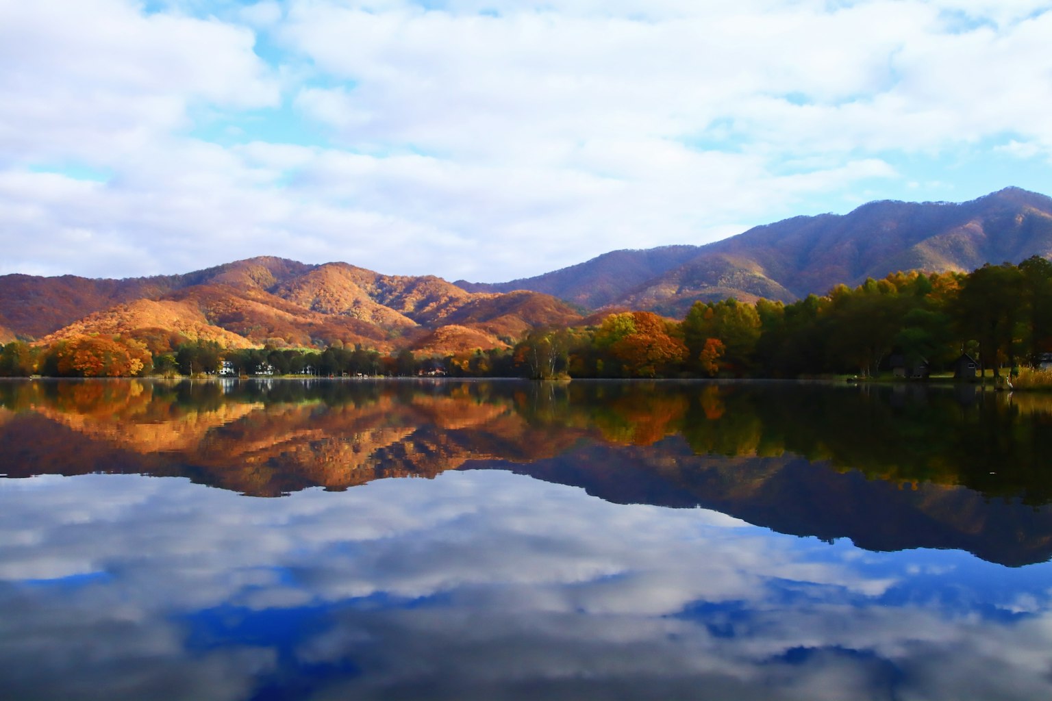 秋季山脈在湖中倒影的美麗風景