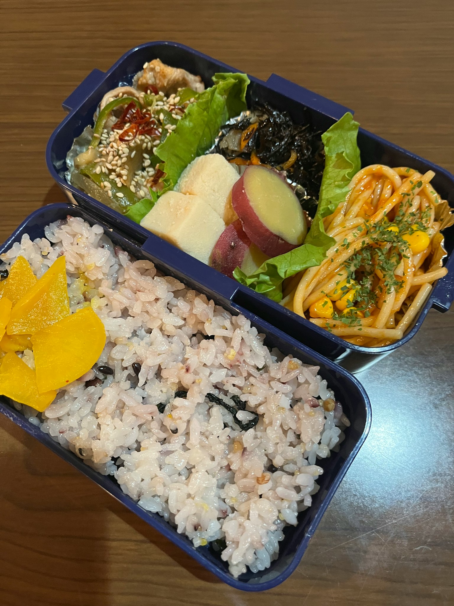 Bento a due piani con riso e contorni colorati