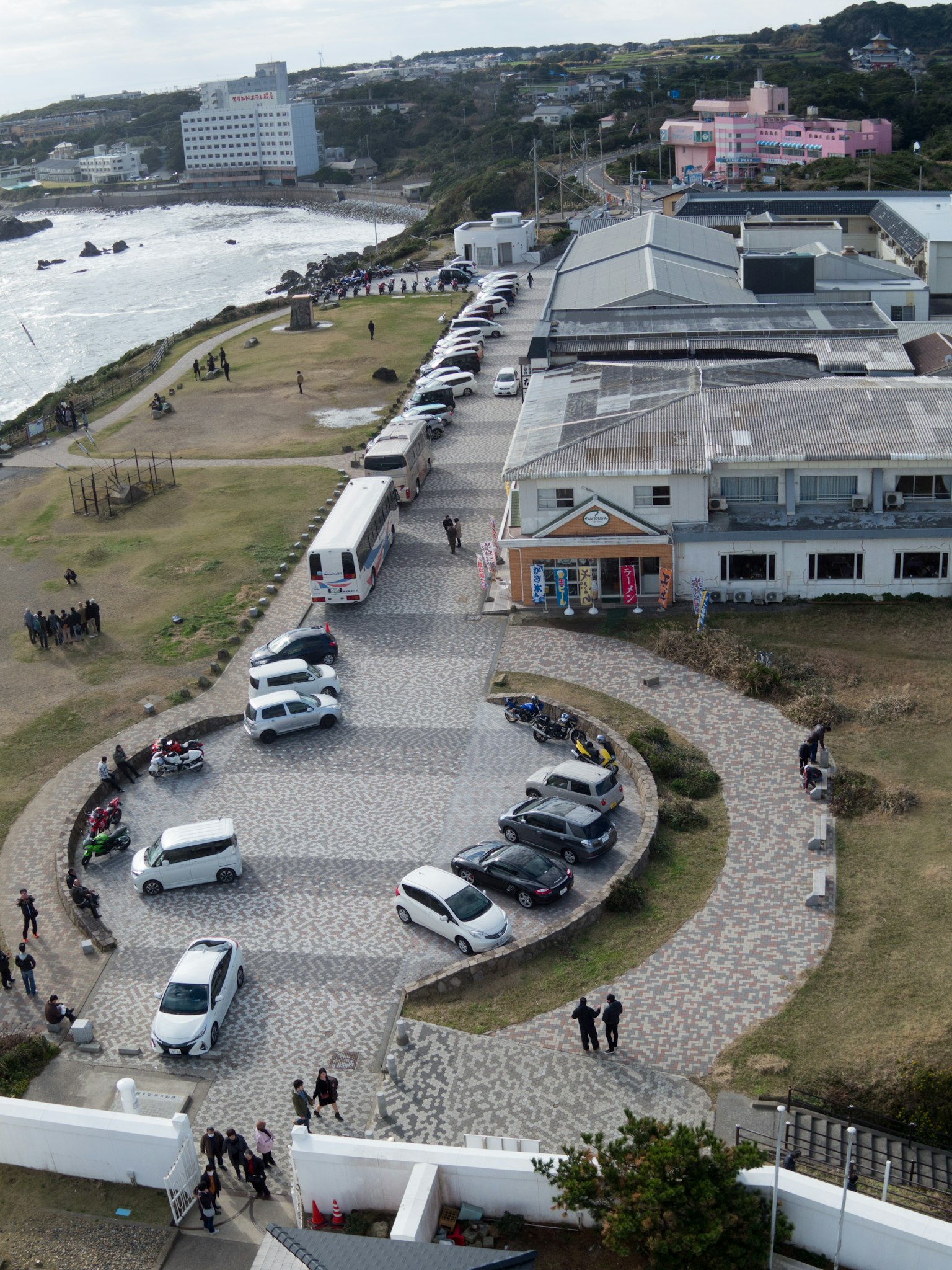 Vista aerea di edifici costieri e area di parcheggio