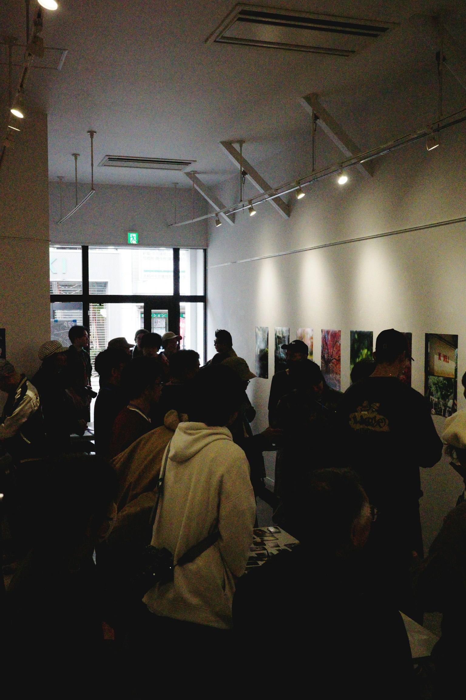 ฝูงชนที่ชมงานศิลปะในแกลเลอรีศิลปะ