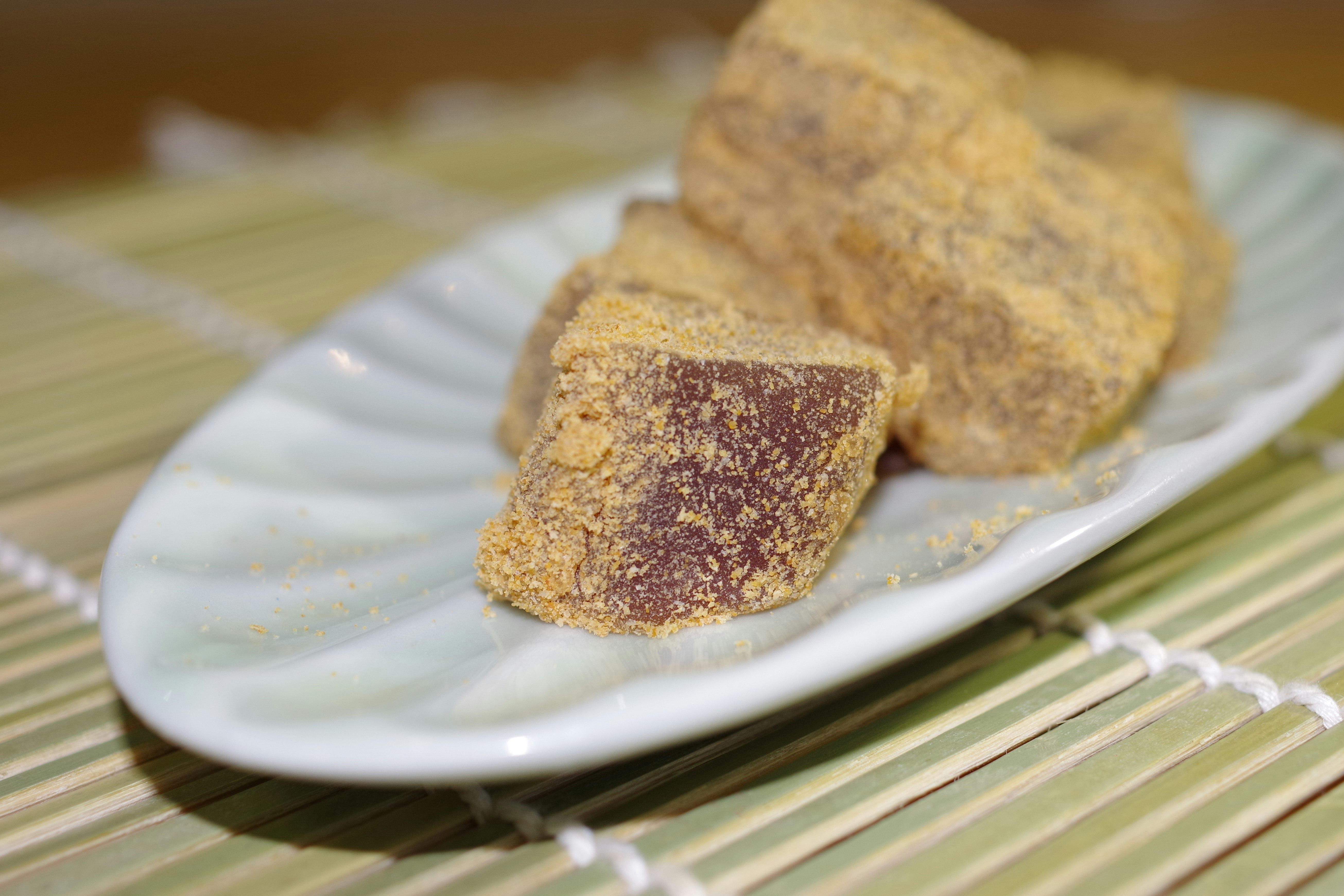 盤子裡炸點心的特寫