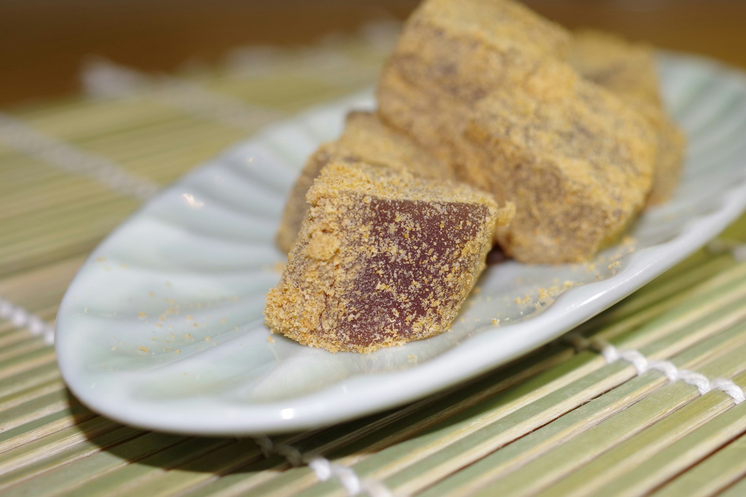 白色盤子上的三角形甜點