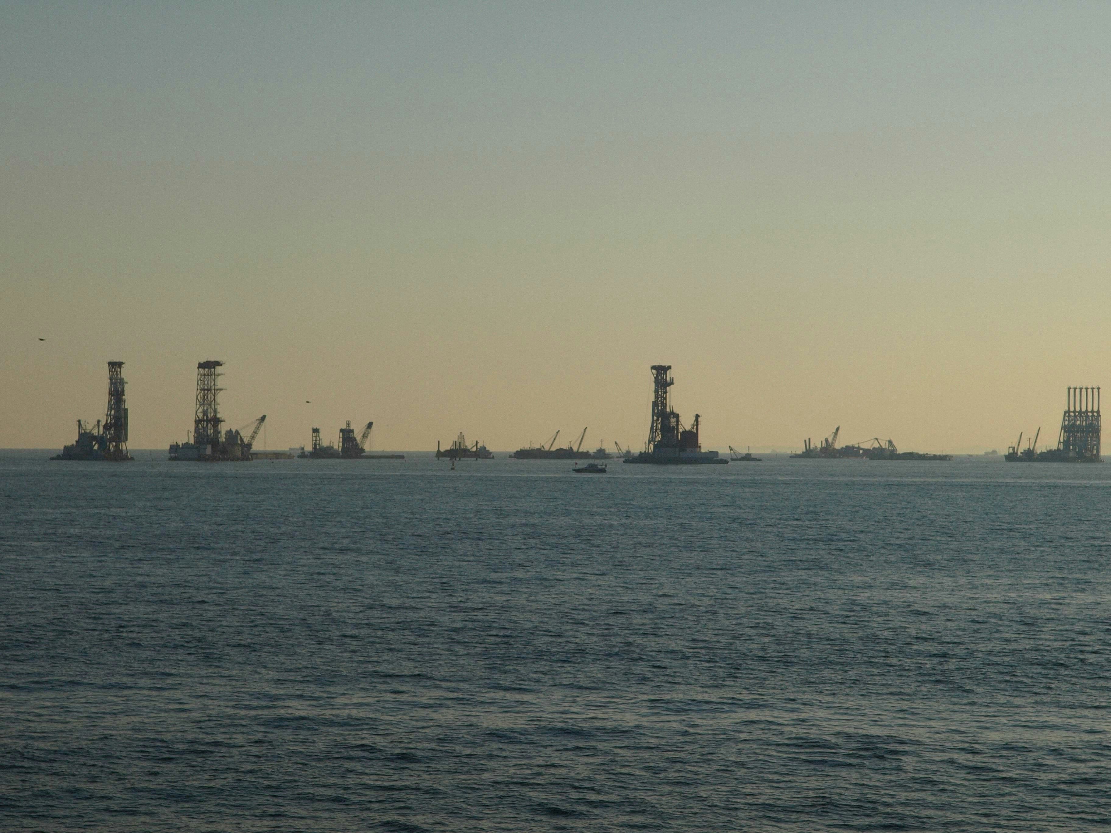 paysage de port avec grues et navires au large