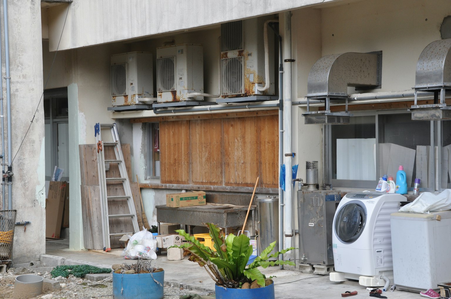 Mur extérieur d'un bâtiment avec des unités de climatisation et des outils de construction