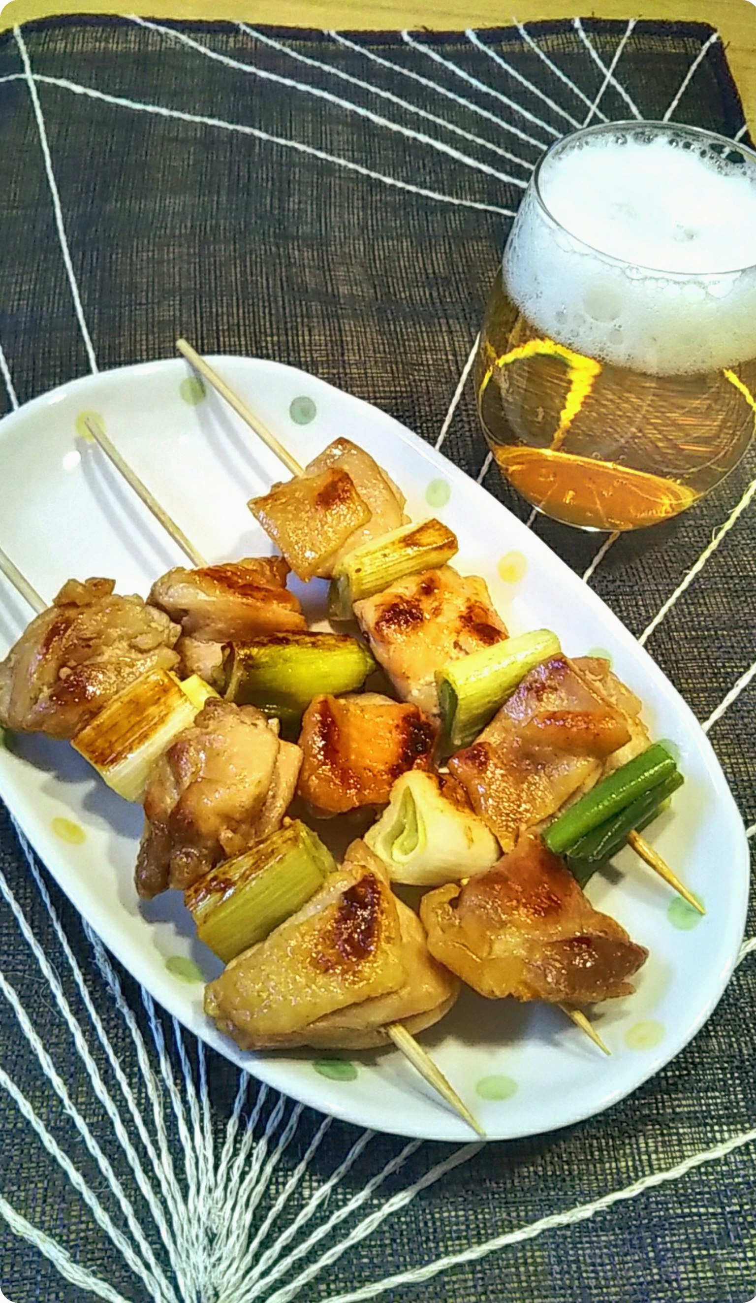 烤鸡肉串和蔬菜配一杯啤酒