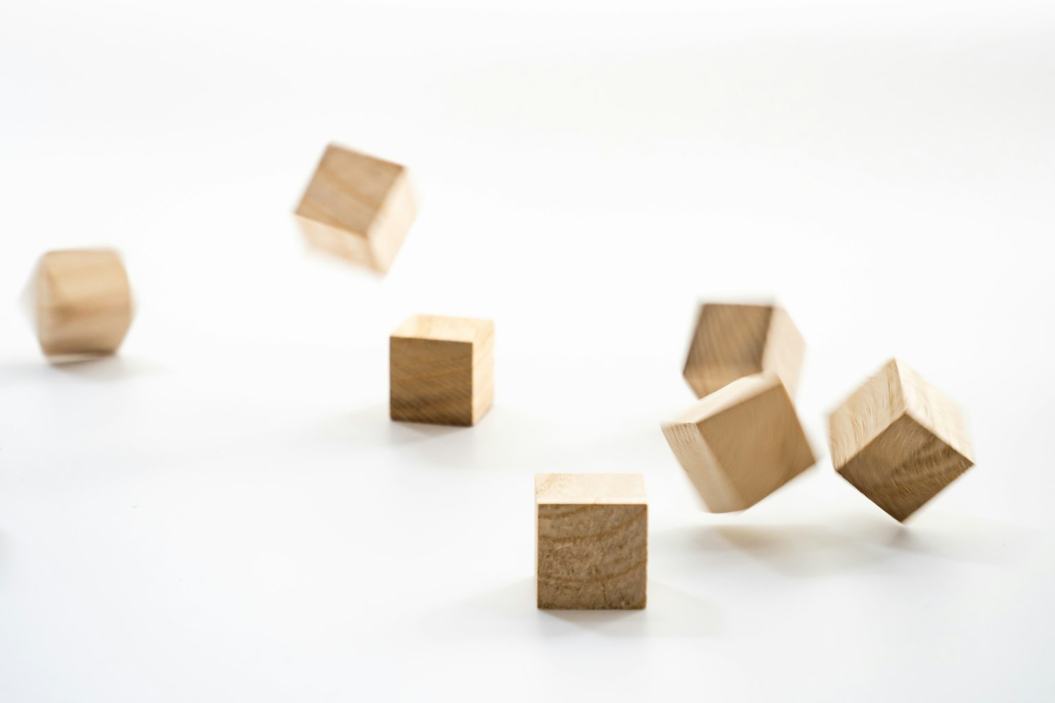 Holzkuben, die in der Luft schweben