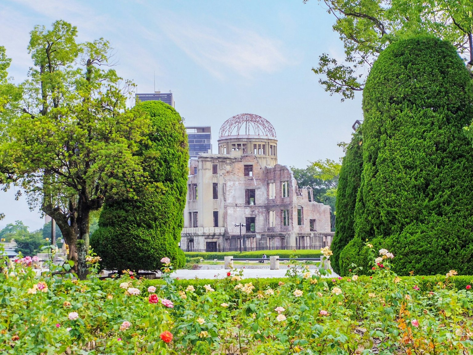 Cupola della bomba atomica di Hiroshima con giardini lussureggianti