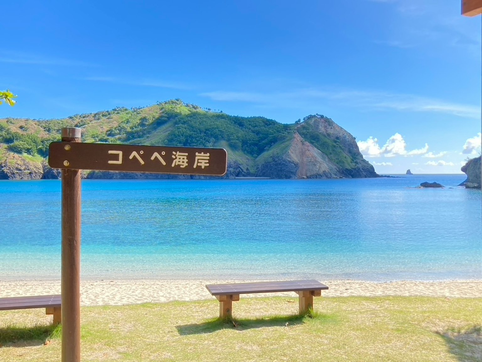 美麗的海灘，藍色的海洋和山脈，科貝貝海岸的標誌顯眼