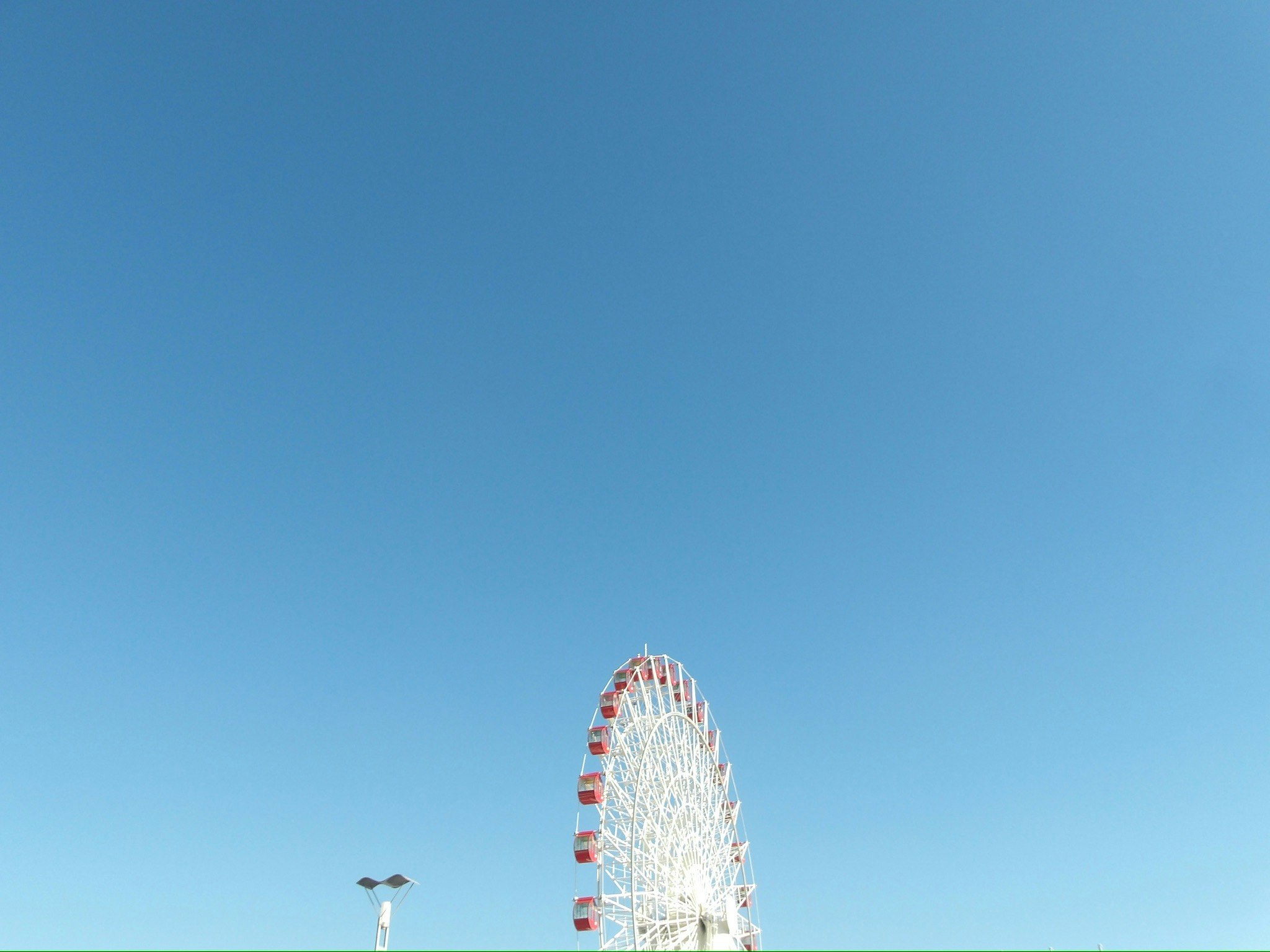 青空の下にそびえる観覧車