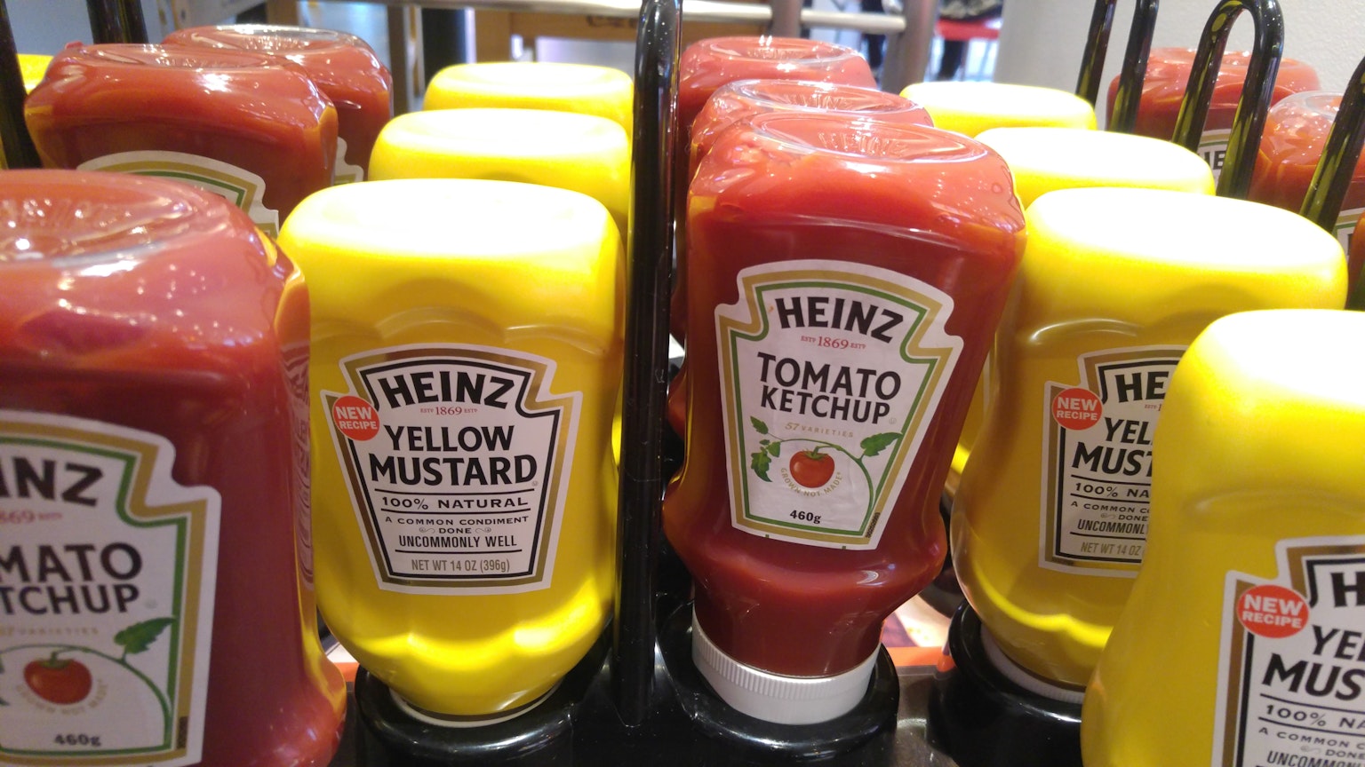 Bottiglie di ketchup di pomodoro e senape gialla Heinz esposte insieme