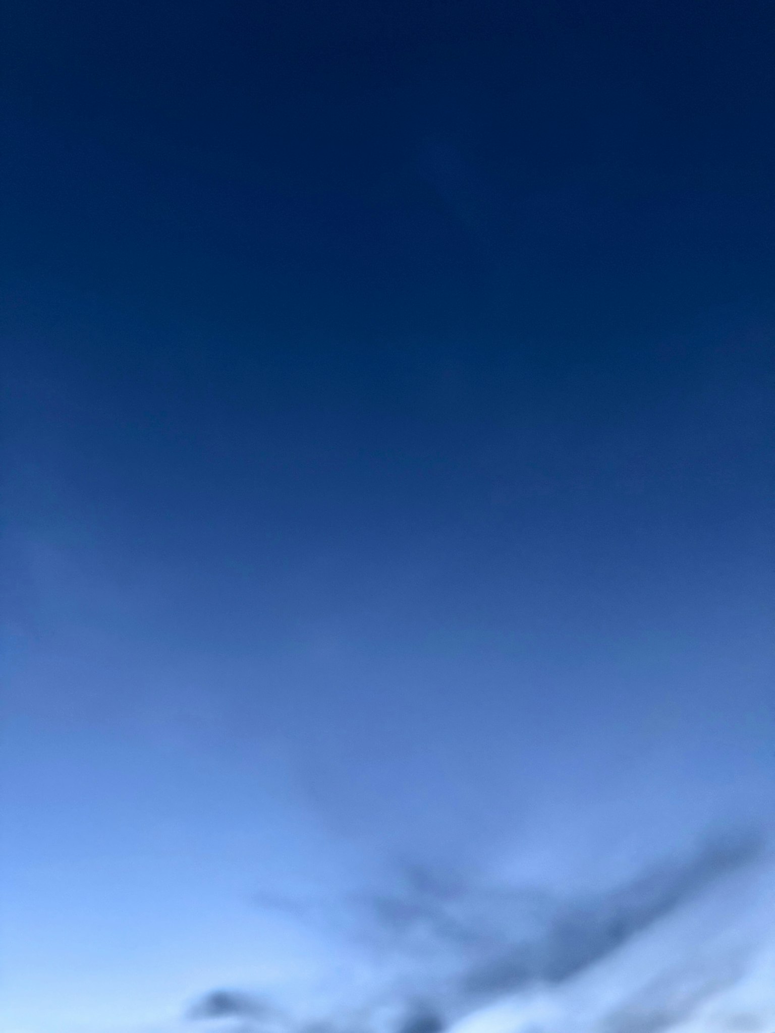 Langit biru gradasi dengan awan tipis