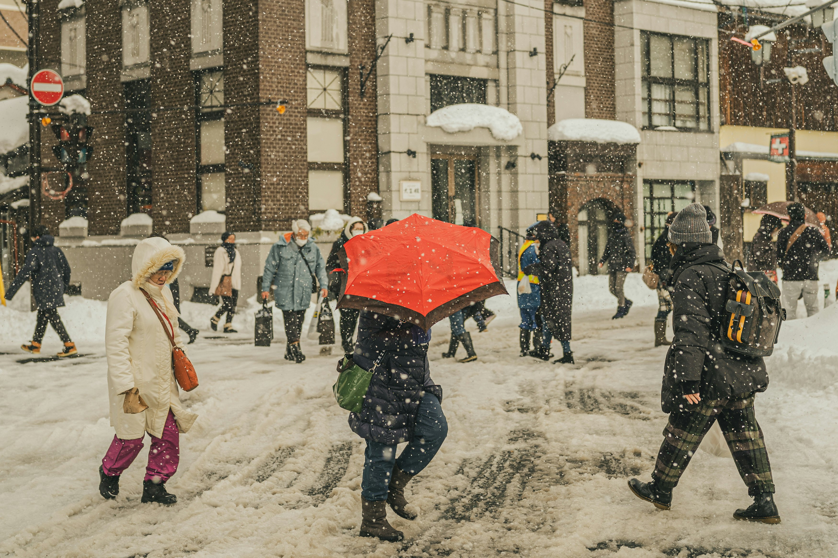 Une rue animée à Ōmachi Yotsutsuji sous la neige