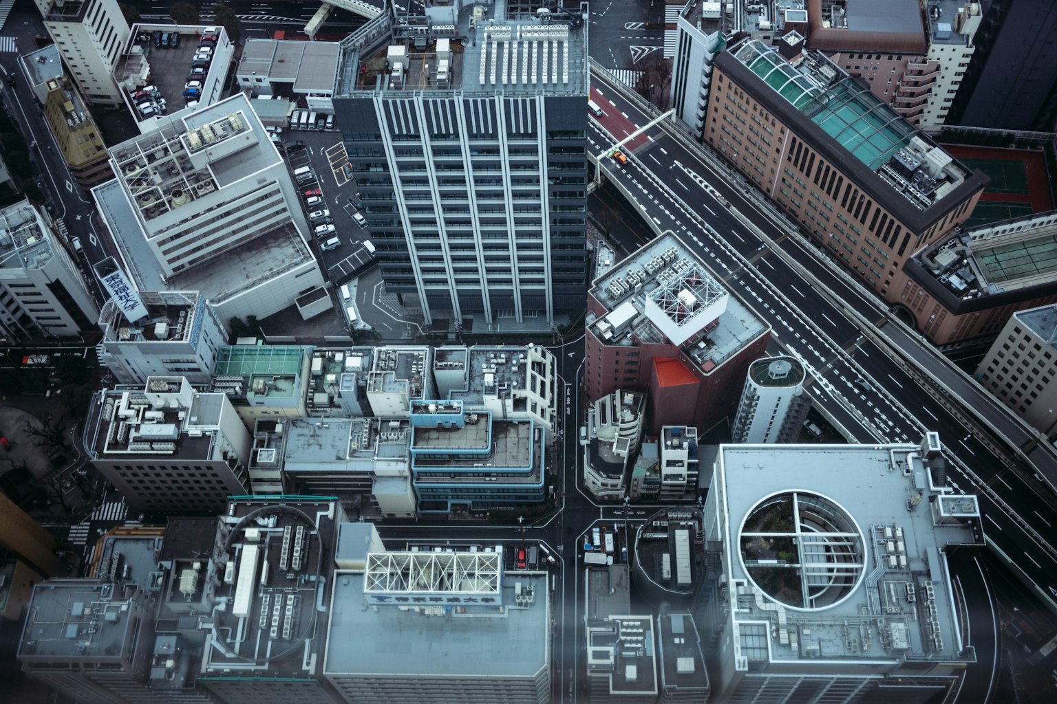 城市高楼的鸟瞰图展示了各种建筑和道路