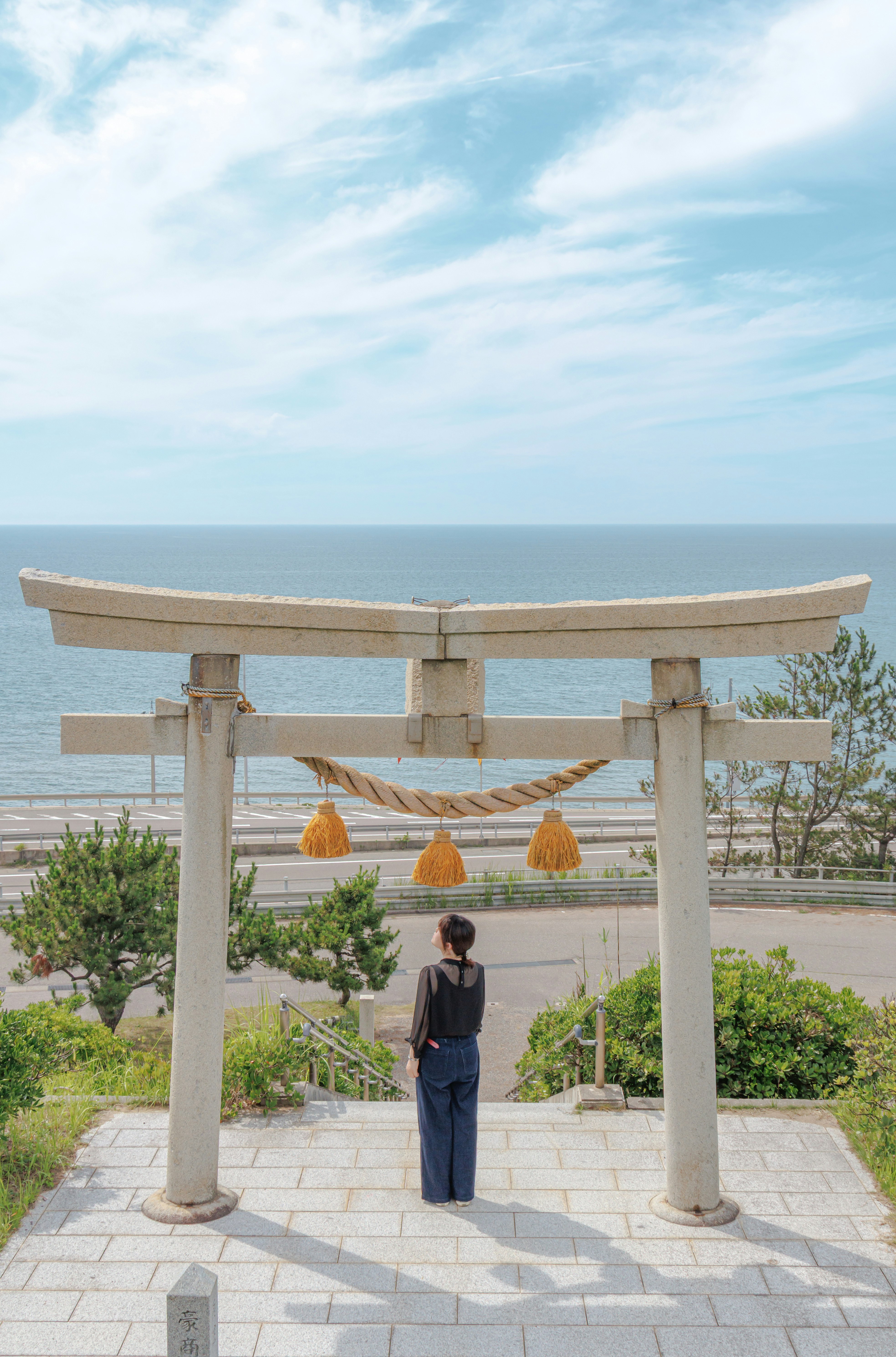白尾灯台と恵比寿大明神の鳥居のある海辺の展望