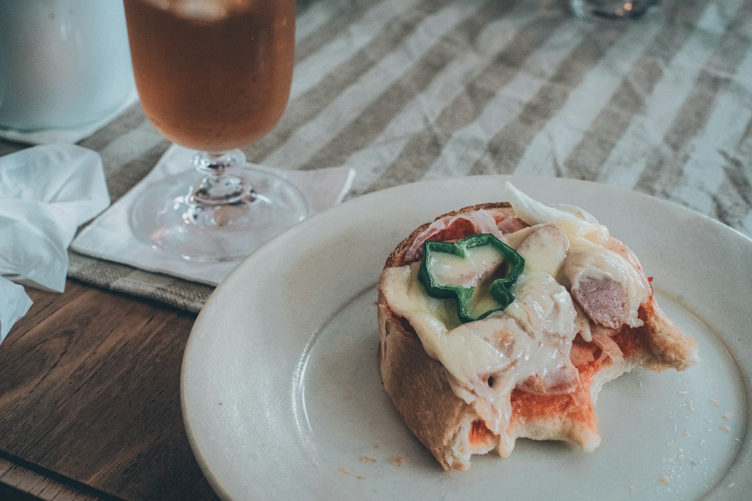 Leckeres Essen auf einem Tisch mit Eistee