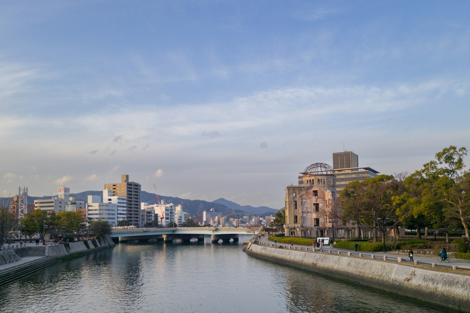 Malersicher Blick entlang des Flusses in Hiroshima mit Gebäuden
