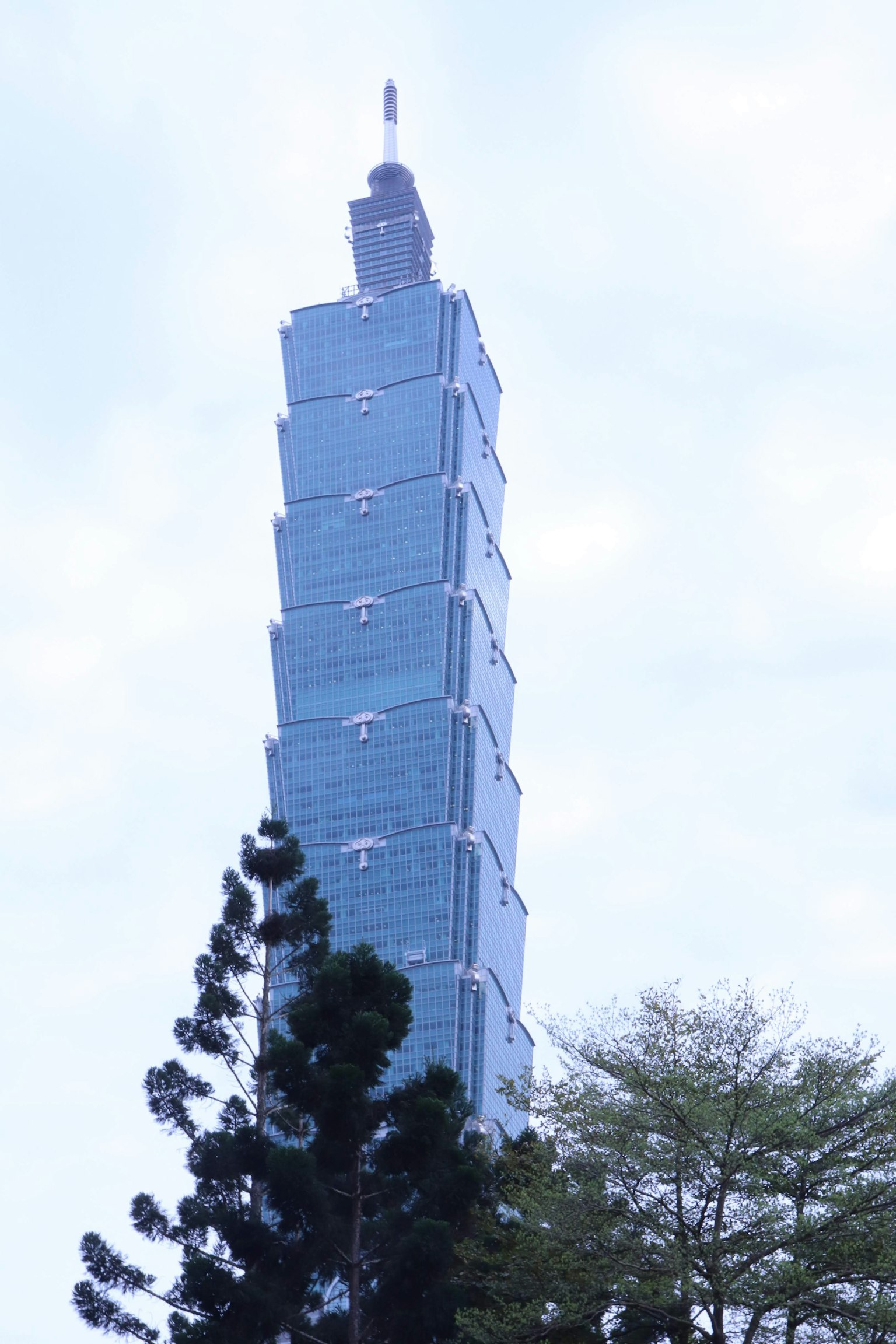 Gedung pencakar langit Taipei 101 menjulang di bawah langit biru