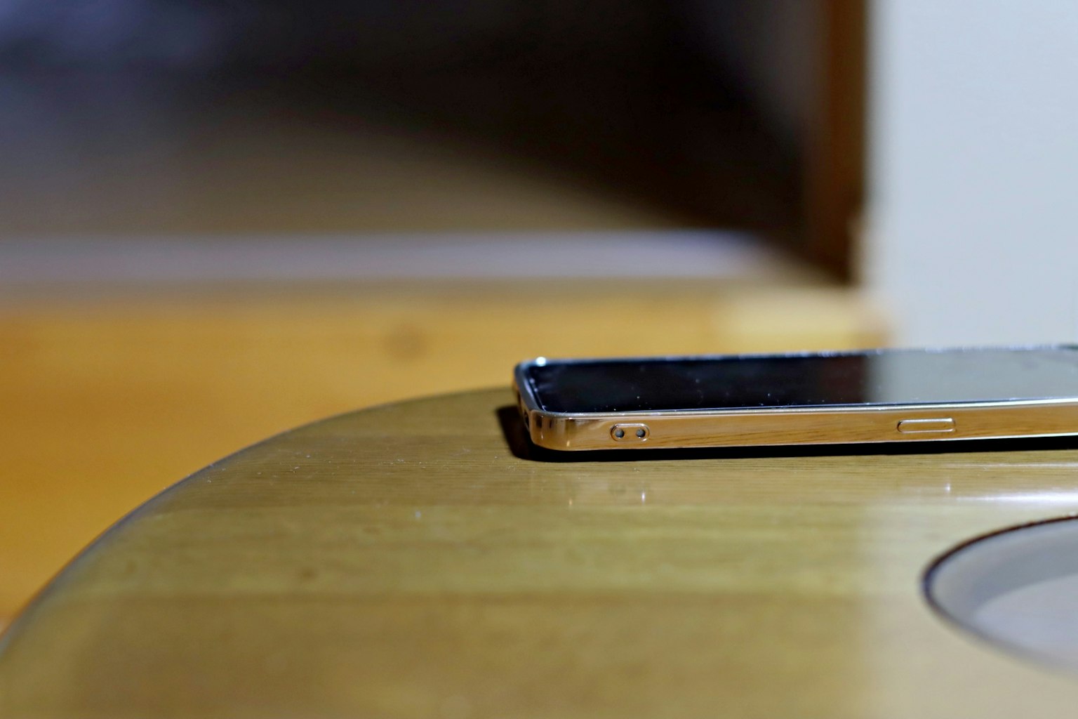 Nahaufnahme eines Smartphones auf einem Holztisch
