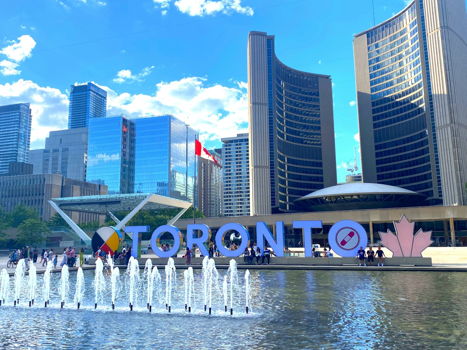 Pemandangan kota Toronto dengan tanda Toronto dan air mancur