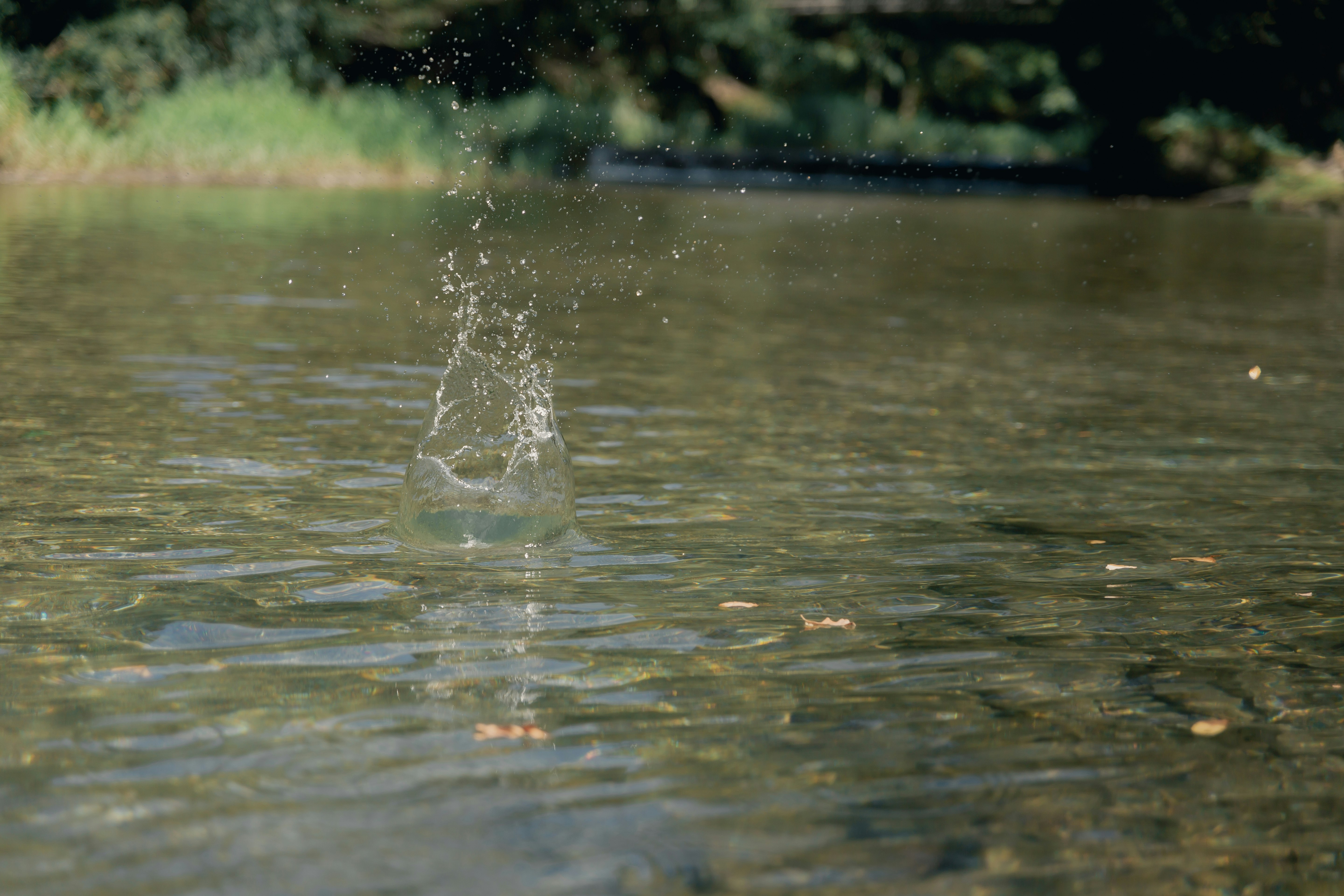 Wasseroberfläche mit Spritzern