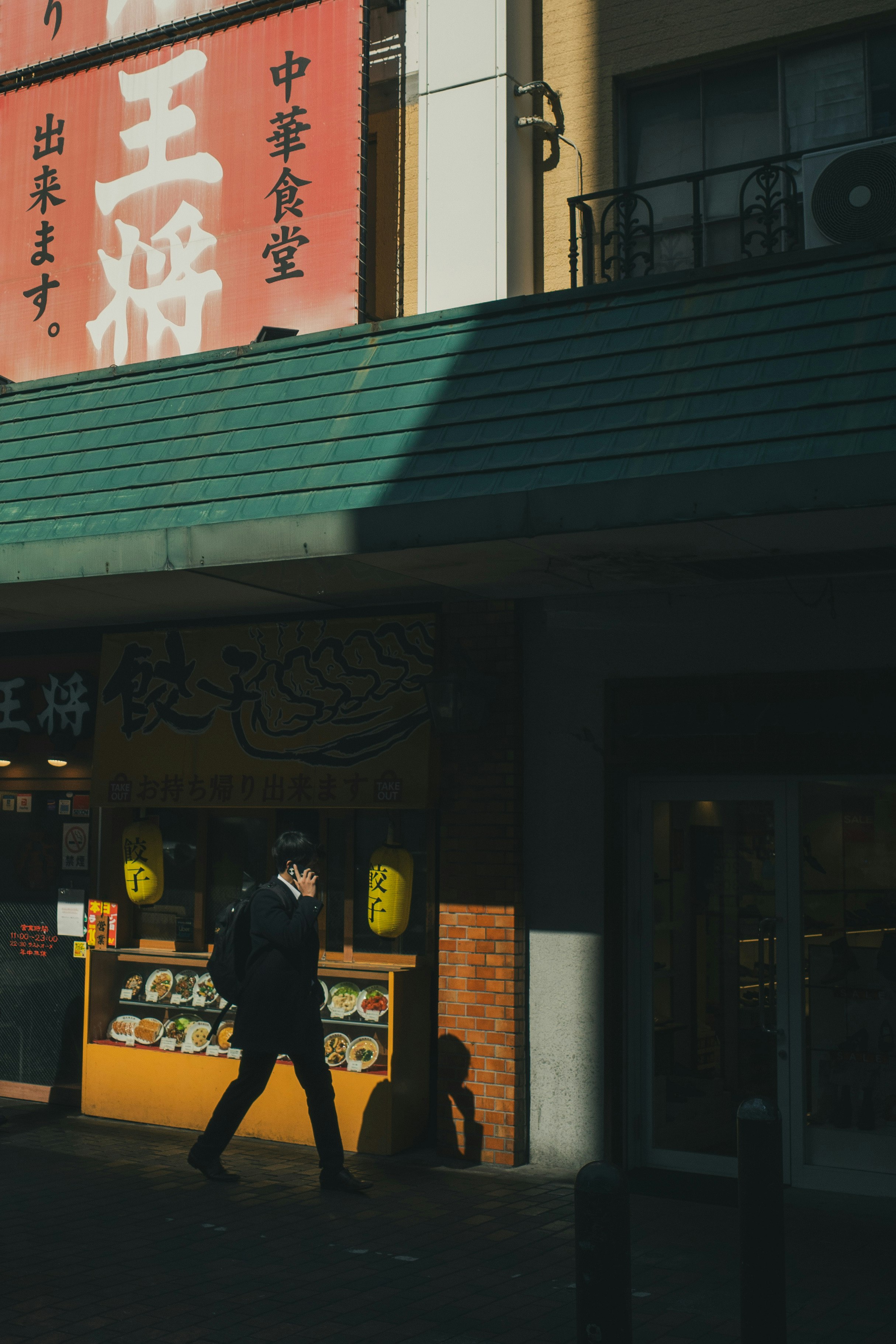 福冈天神巷子里中餐馆招牌与店门口