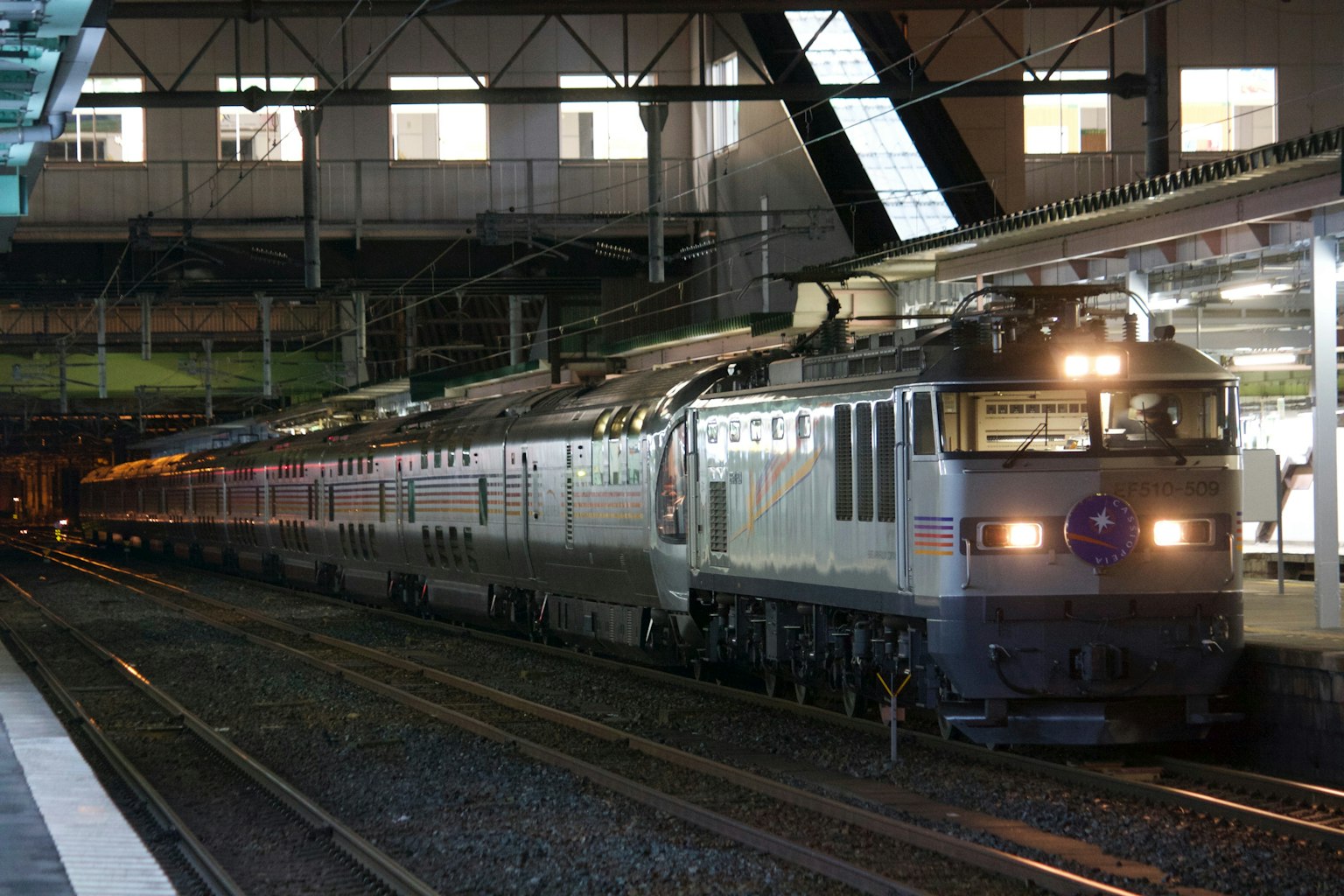 在車站停靠的火車和照明平台