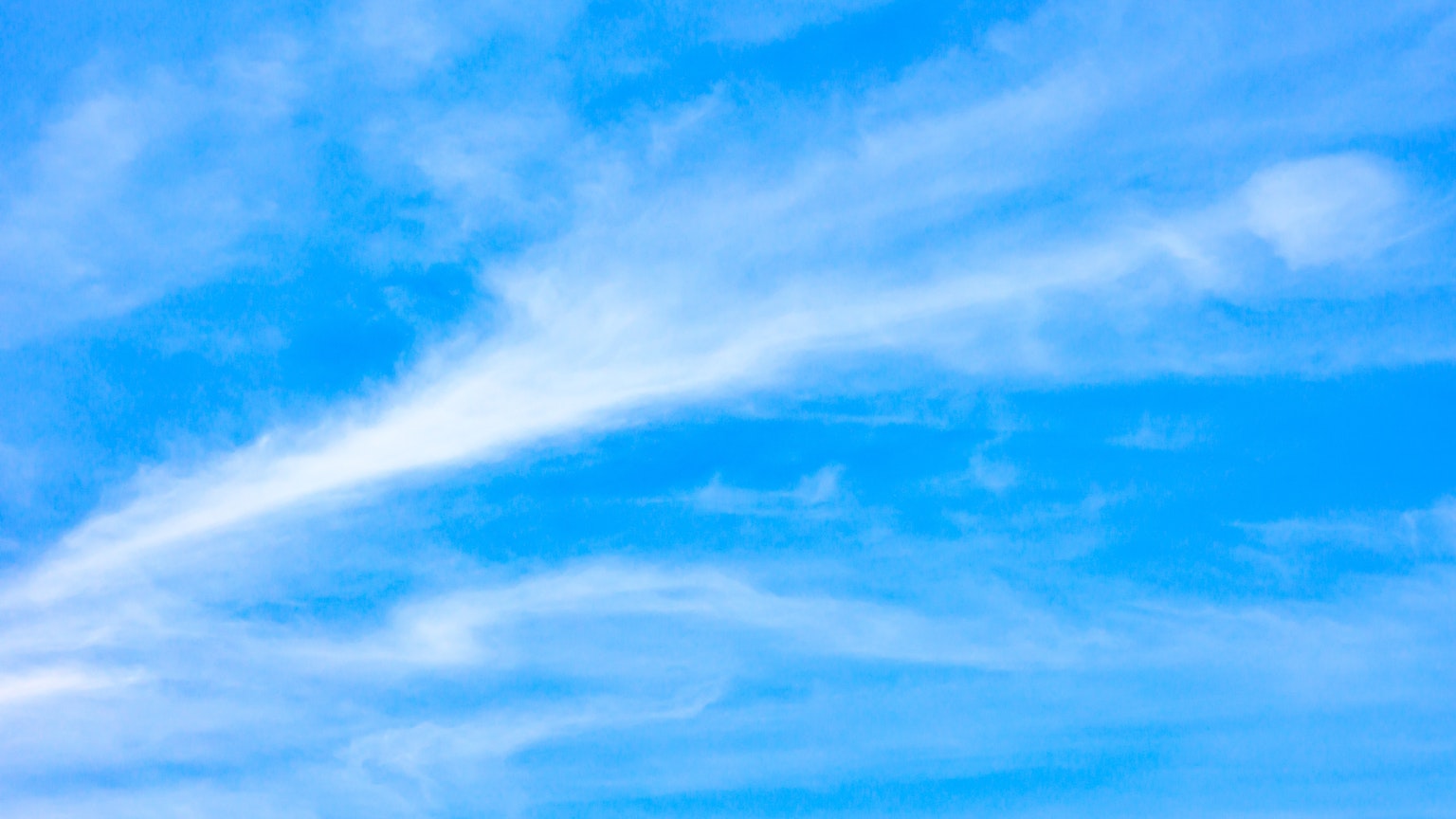 Ein klarer blauer Himmel mit markanten weißen Wolken
