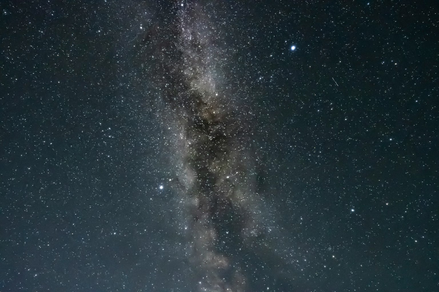 Vue impressionnante de la galaxie de la Voie lactée dans le ciel nocturne