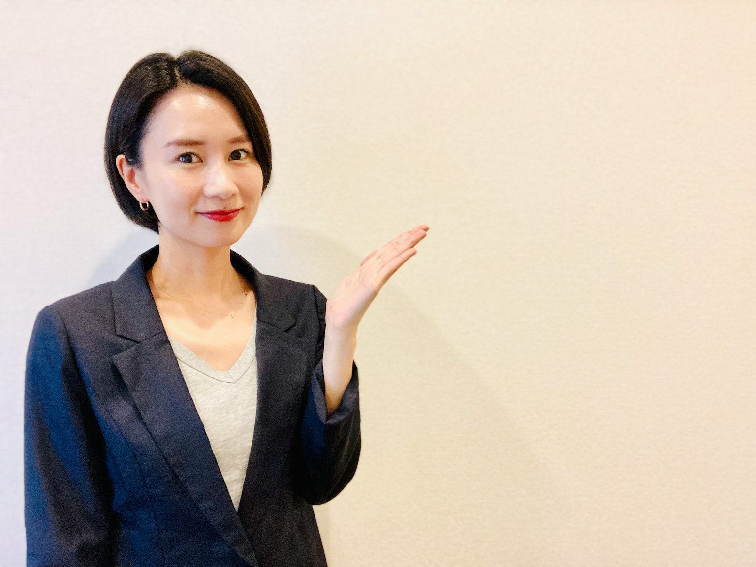 Une femme en costume d'affaires tendant la main