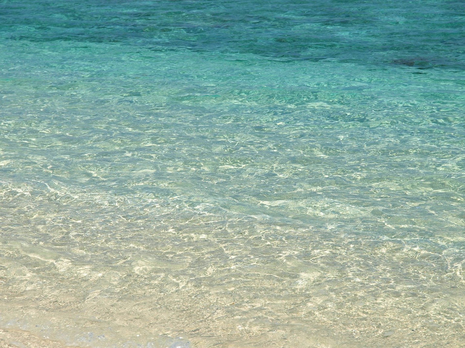 Air laut jernih dengan pemandangan pantai berpasir