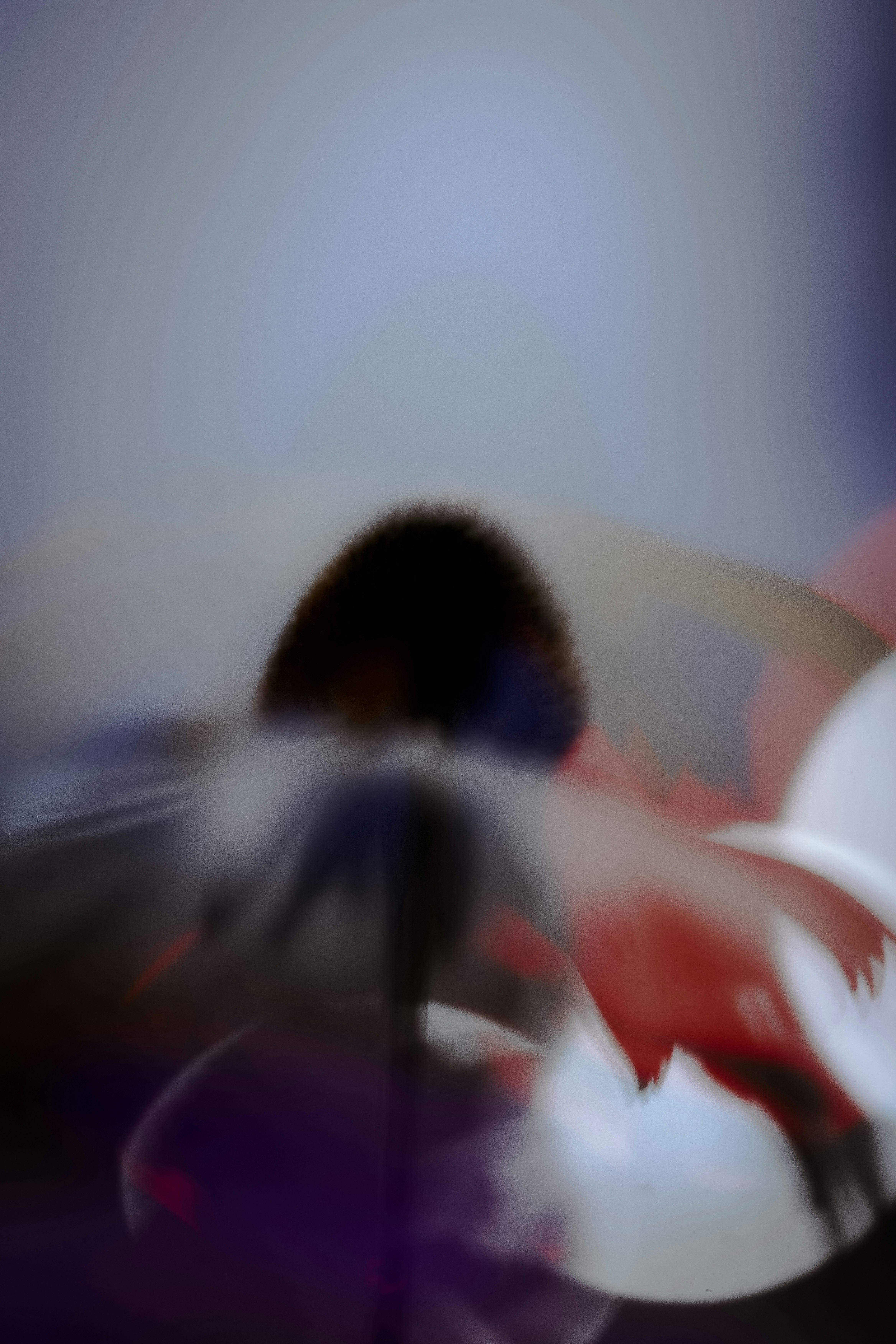 ソファでくつろぐ人物と子どものある室内の雰囲気
