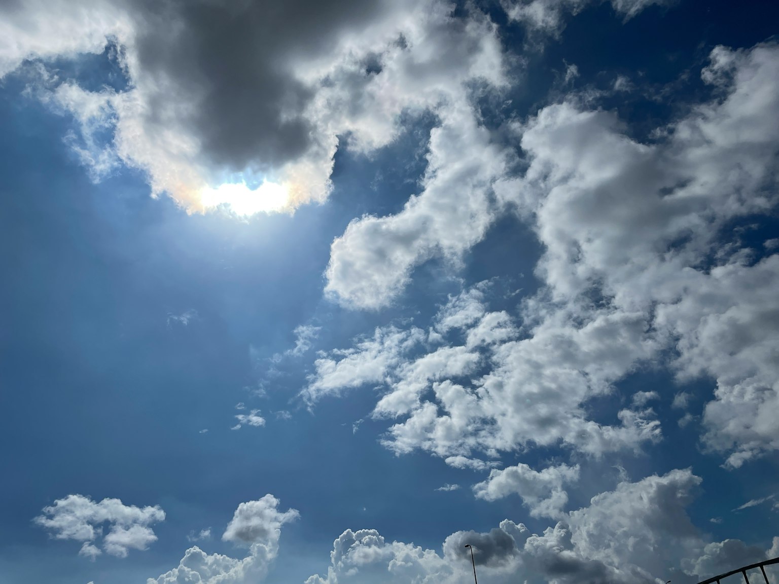 Cielo blu luminoso con nuvole bianche soffici